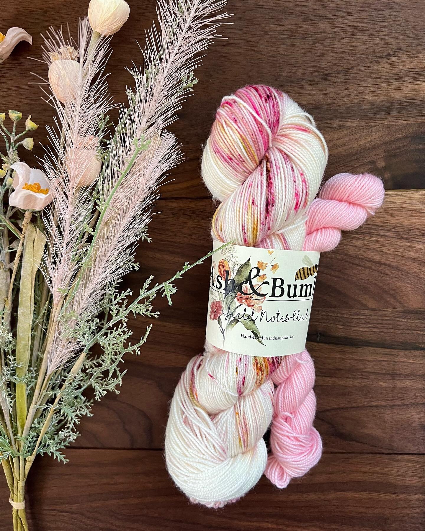 May&rsquo;s colorway for Ash &amp; Bumble&rsquo;s Field Notes Club is | Apple Blossom!

Apple Blossom has natural cream base with pink, yellow, and green speckles. 

I have paired this gorgeous colorway with the semisolid Blossom - a light bubblegum 