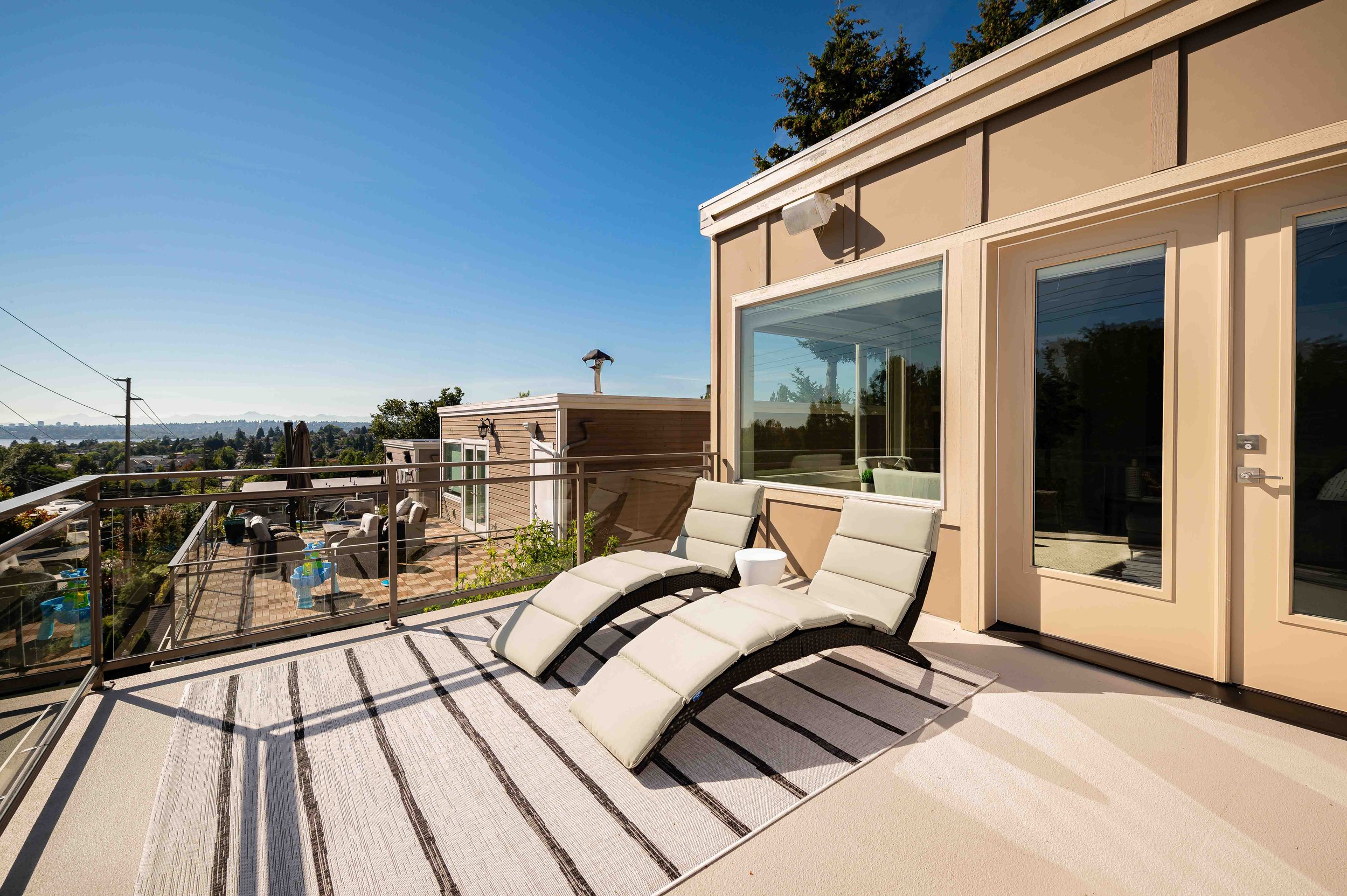 Seattle real estate photographer showcasing luxury home interiors and kitchen