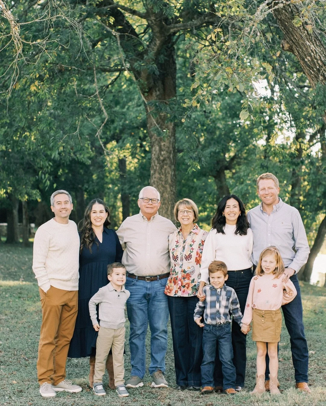 The gift that keeps on giving! 🎁 

Every holiday season I&rsquo;m reminded the best gift you can give is time together.
There&rsquo;s something so special about extended family sessions&hellip; grandparents, grandkids, siblings &mdash; everyone in o