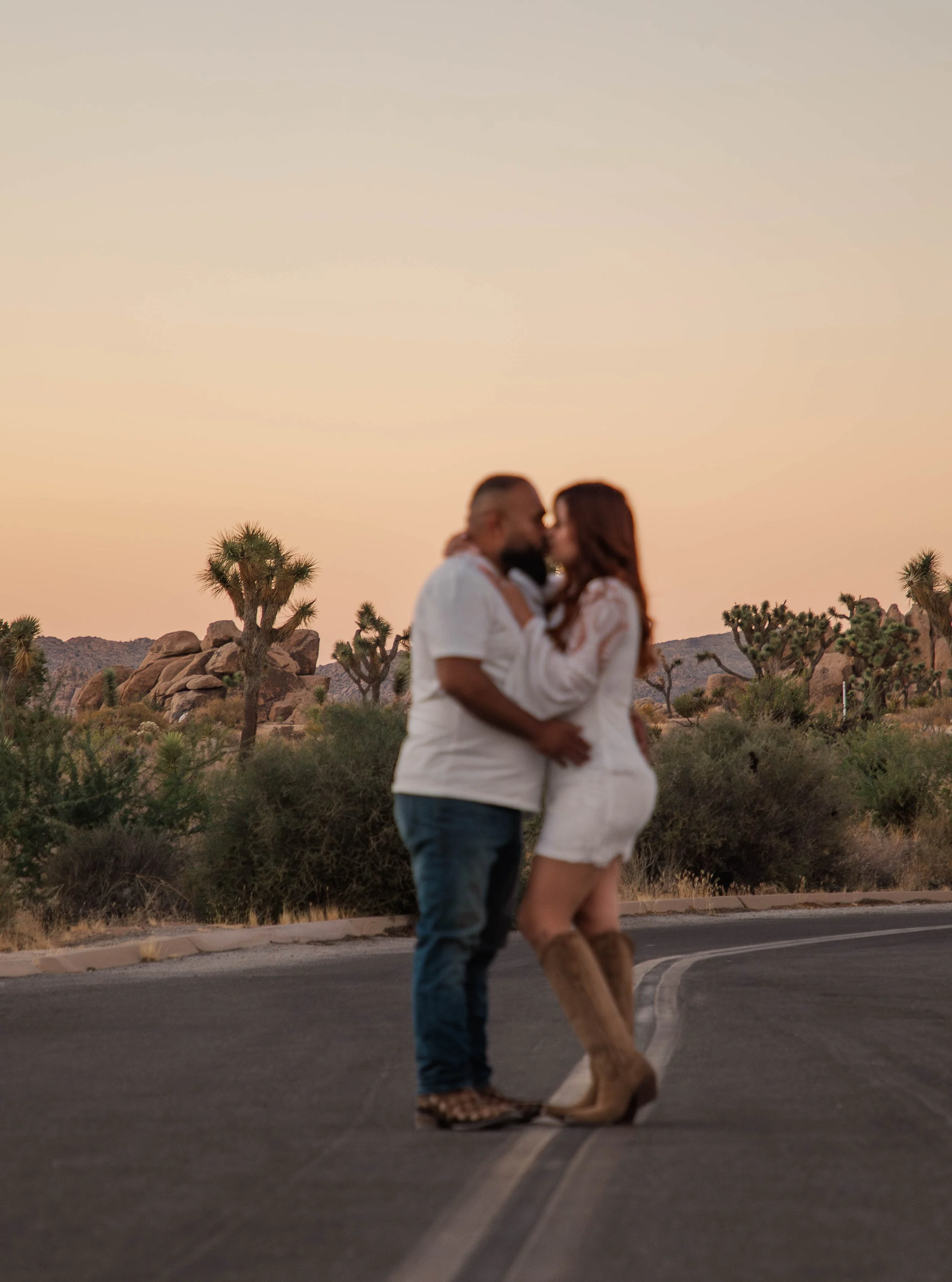 Joshua-tree-engagement-session-couple-kiss-in-road.jpg