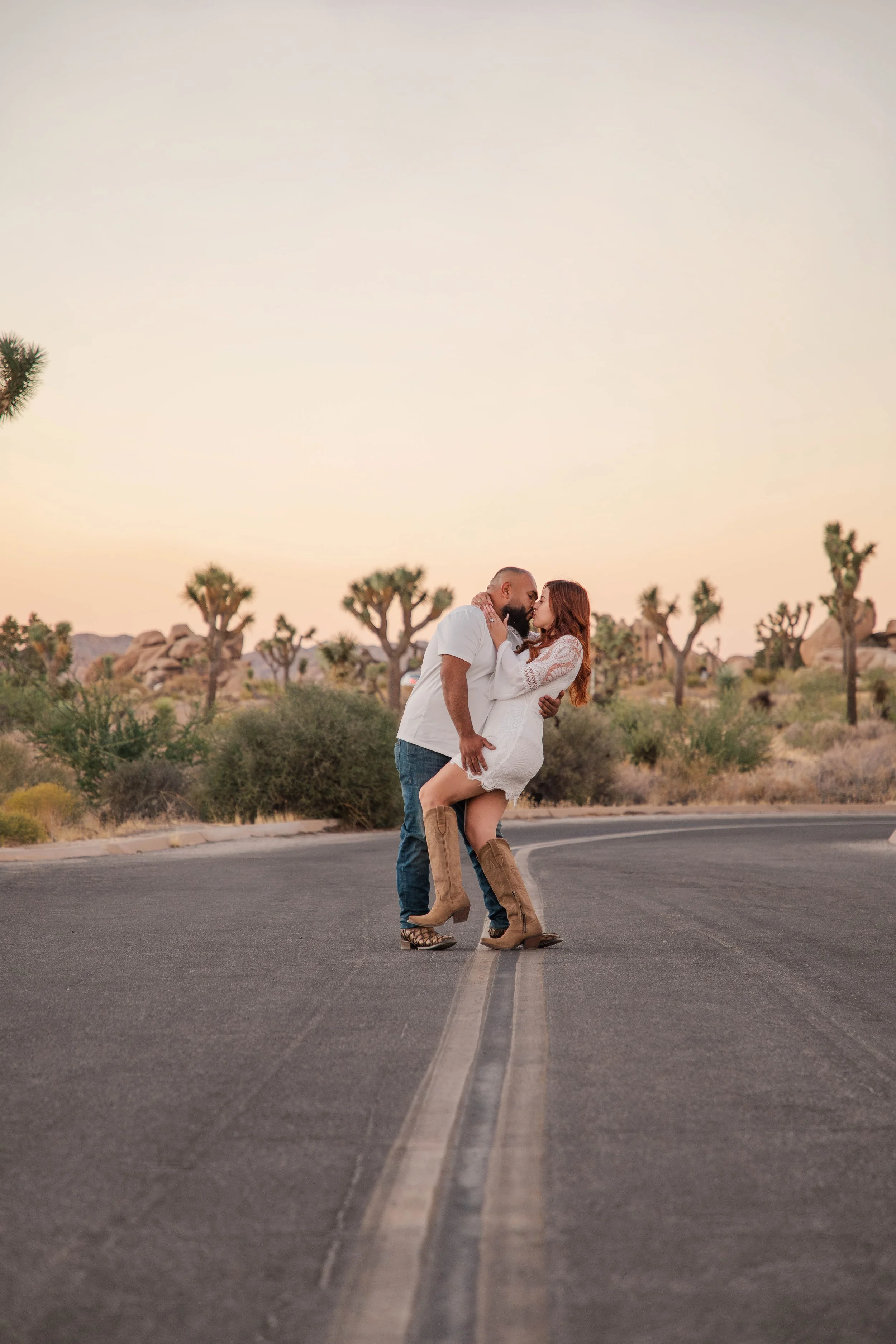 Joshua-tree-engagement-session-couple-kiss-in-road.jpg