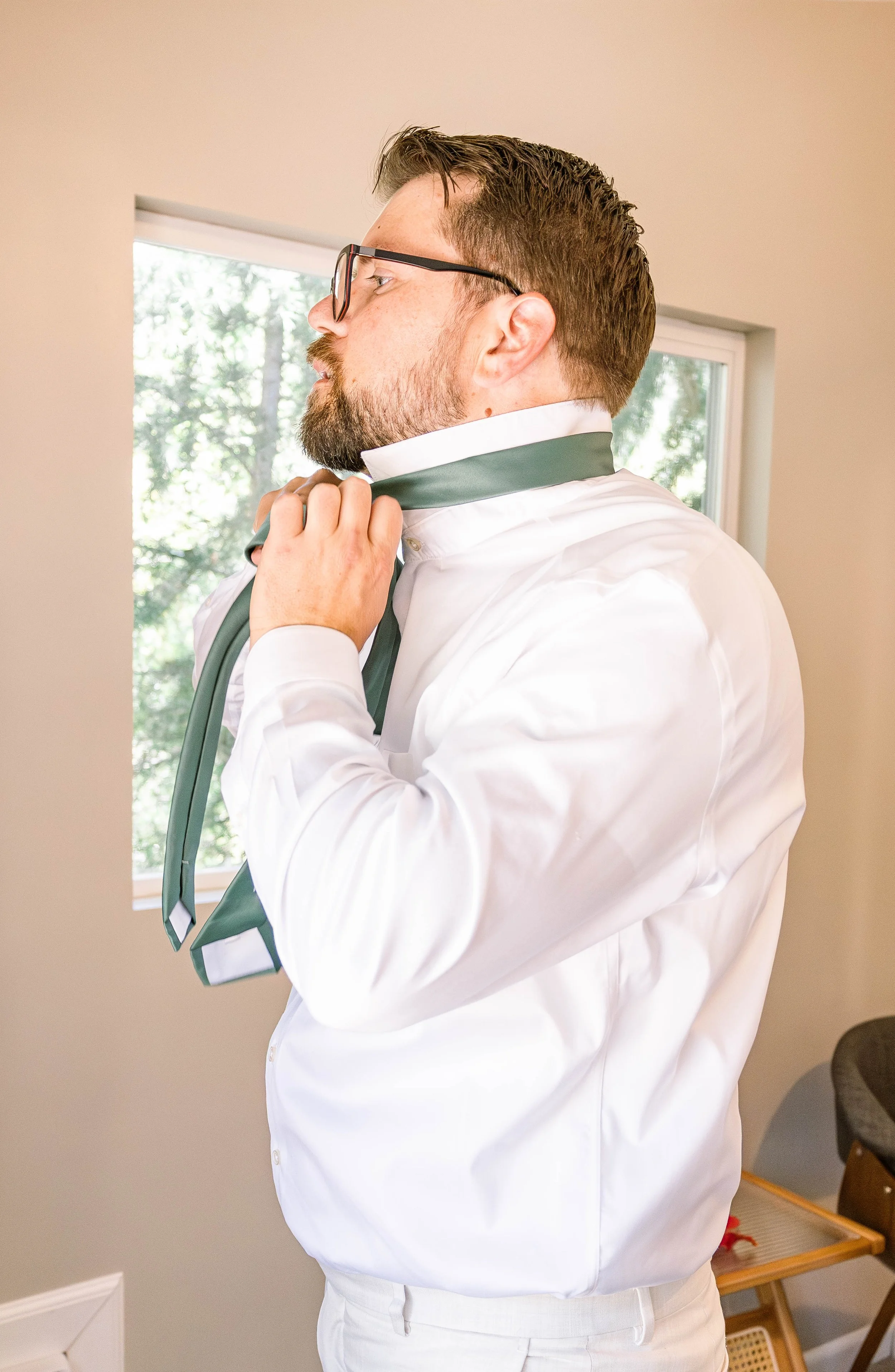 oak-glen-serendipity-weddings-groom-getting-ready.jpg