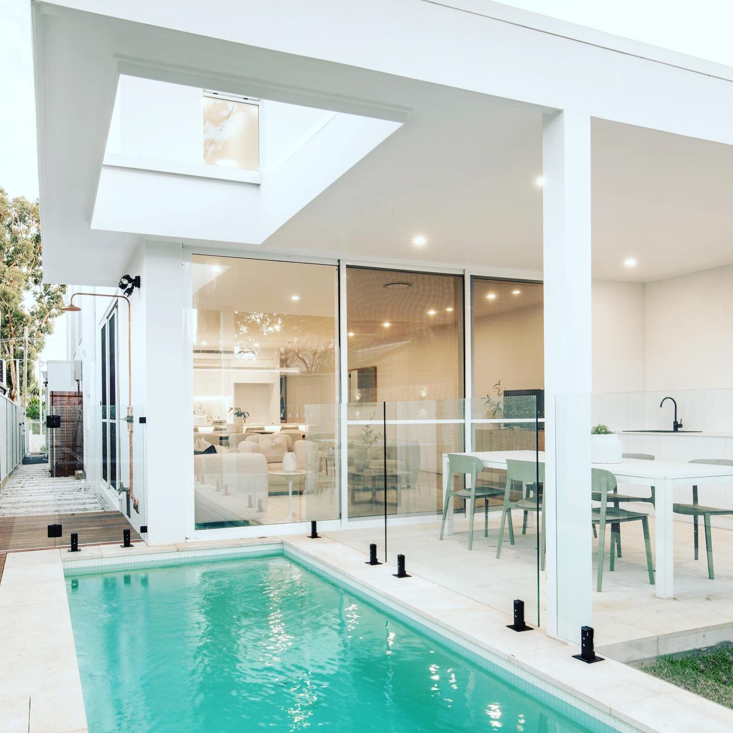 Rear yard and pool at a recently built South Caringbah dual occupancy.  #dualoccupancy #sydneyarchitecture #dualoccupancyhomes  #architect #australianhomes #architecturaldesign #sydneyhomes #home #homedesign #swimmingpool #pool #barbecue  Built by @w