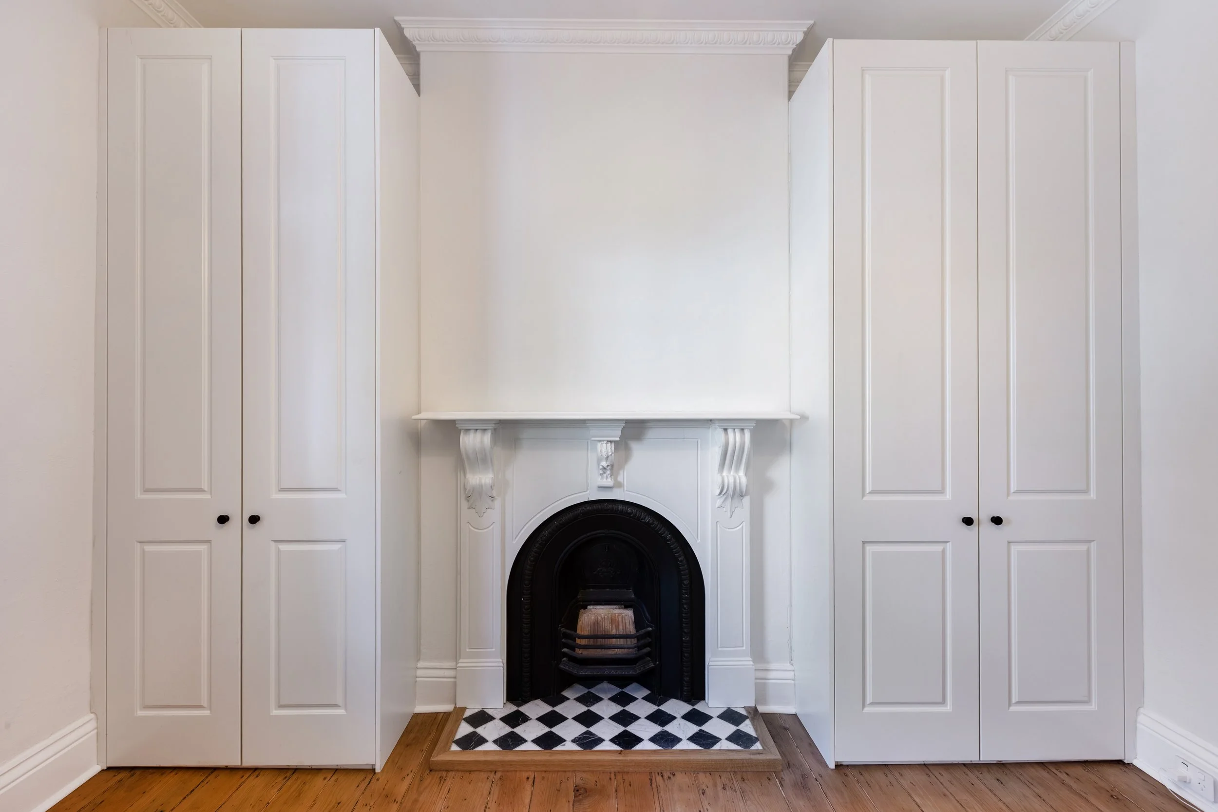 Terrace house fireplace in bedroom
