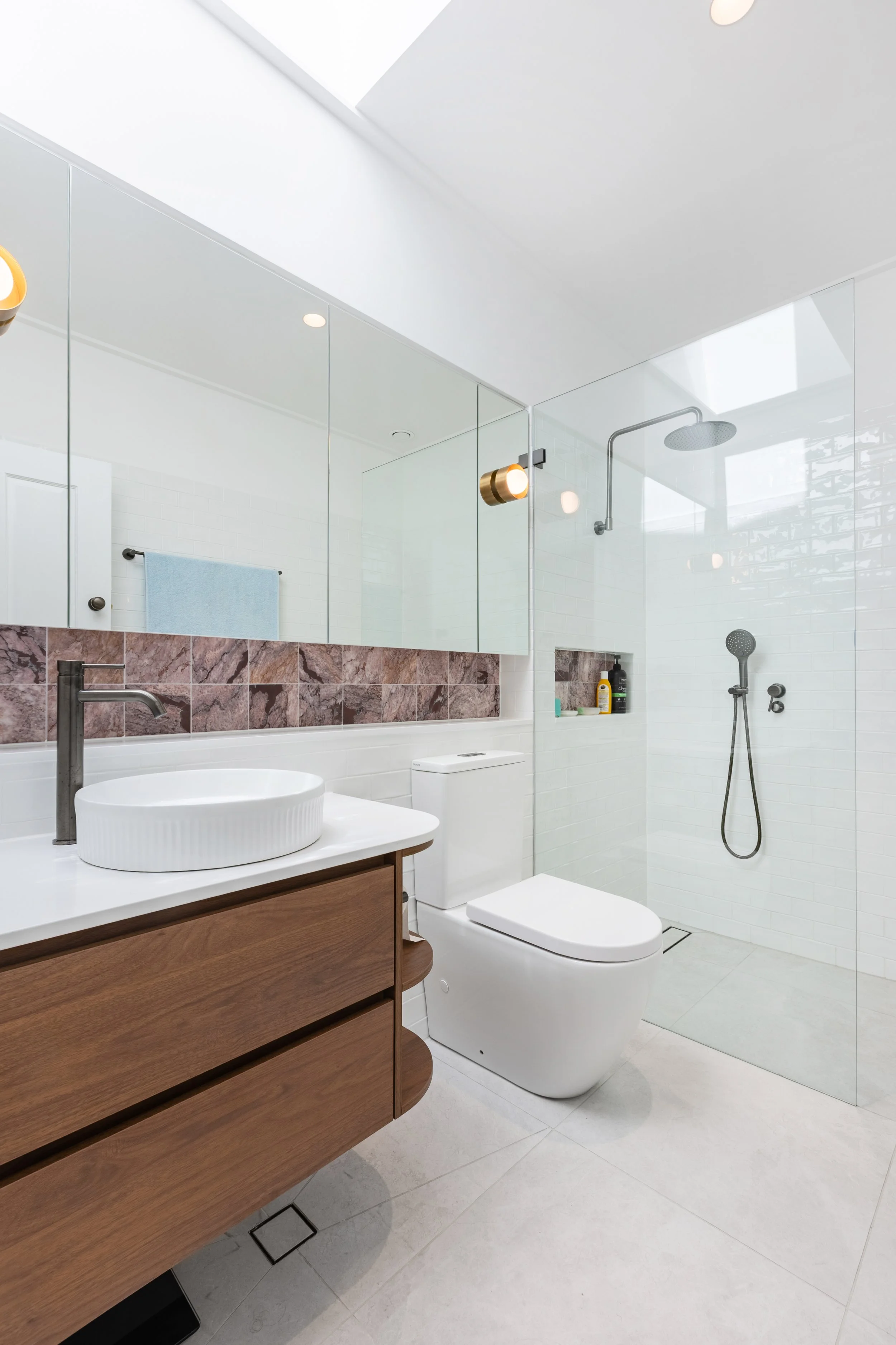 Ensuite bathroom with skylight