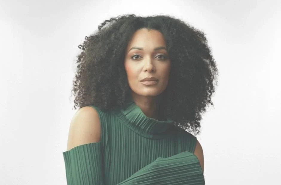 Woman in green tip attending self-esteem therapy.