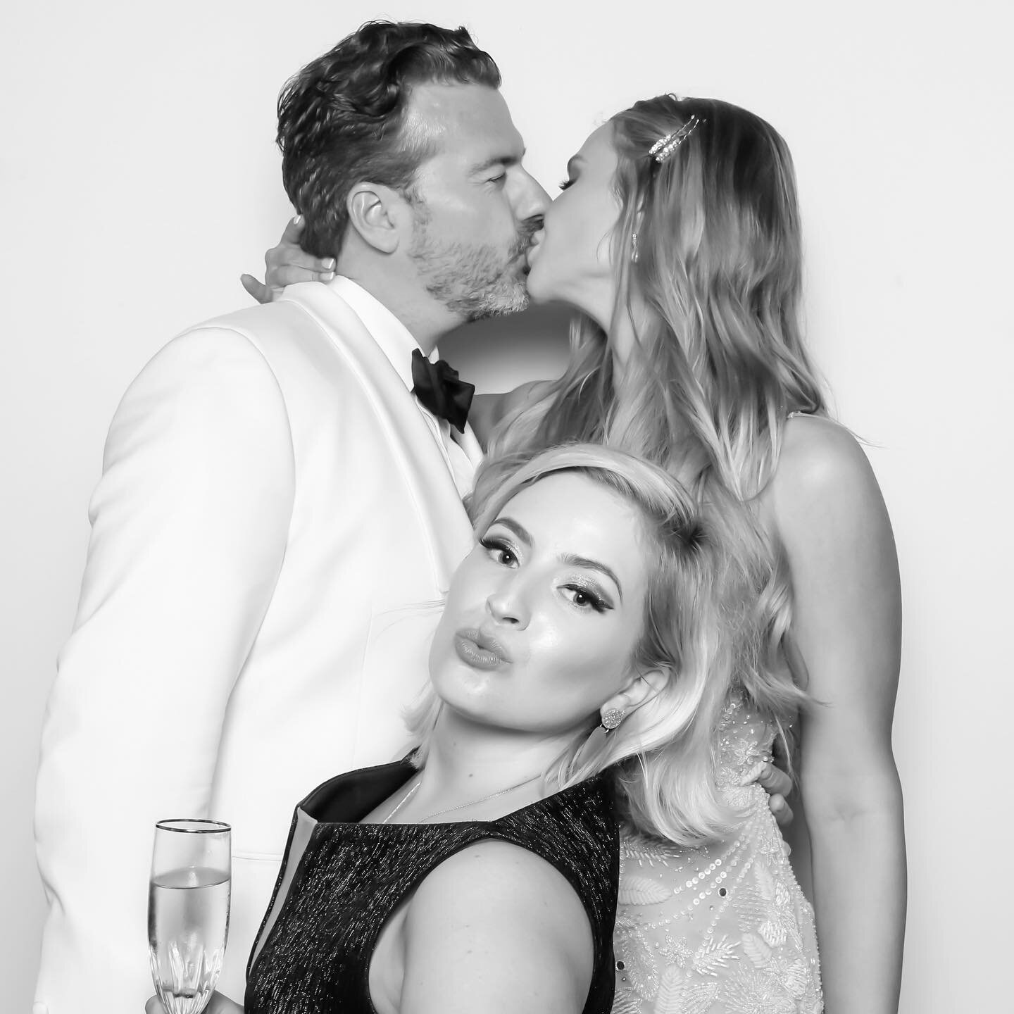 ✖️ O N E  A N D  O N L Y ✖️

The *only* smooch I&rsquo;ll ever crash - the one in the photobooth 

😘😘😘

#marriedbyallegra
