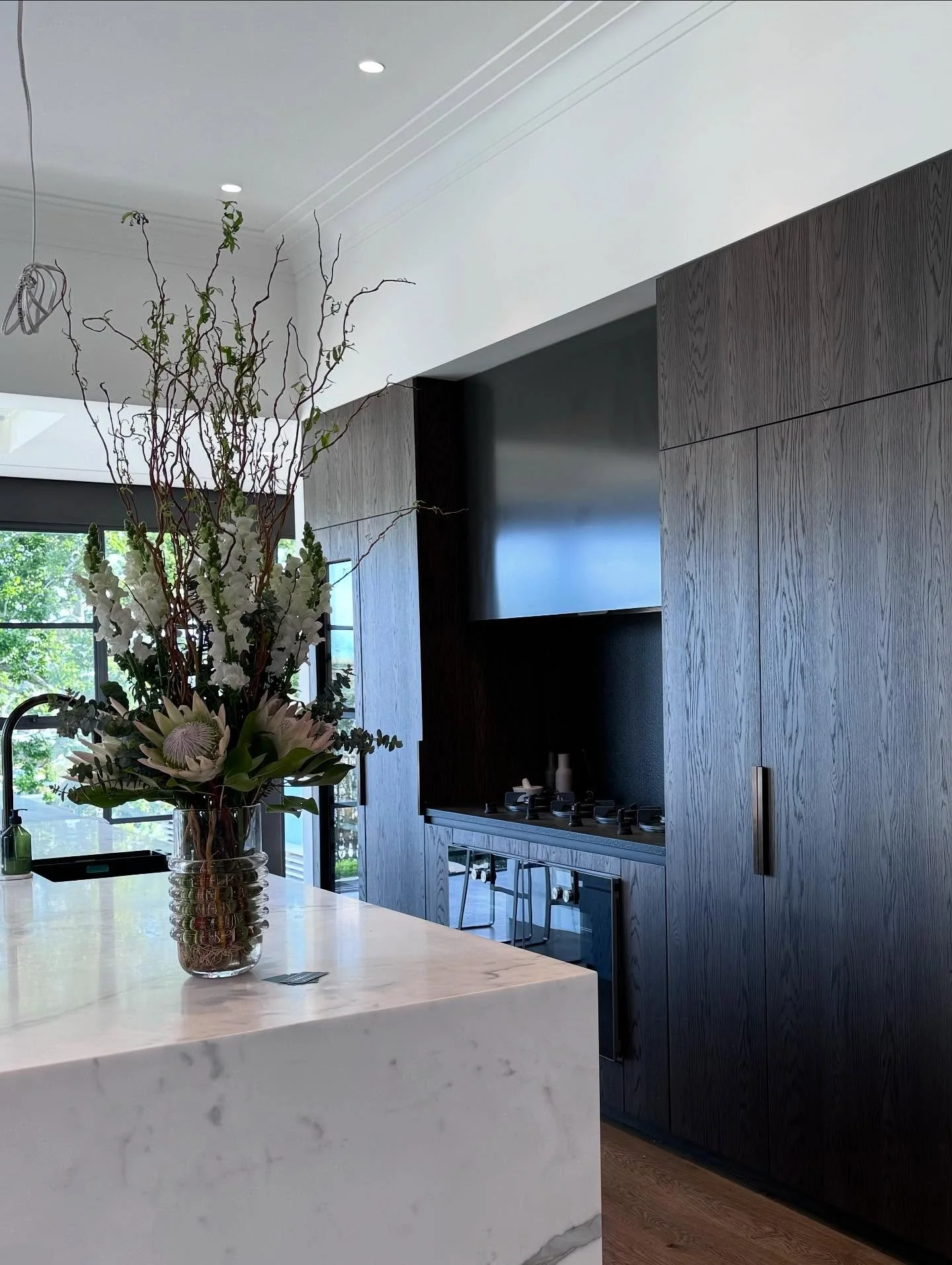 Florals are always the finishing touch 🌸. Every move deserves beauty, care, and a little elegance