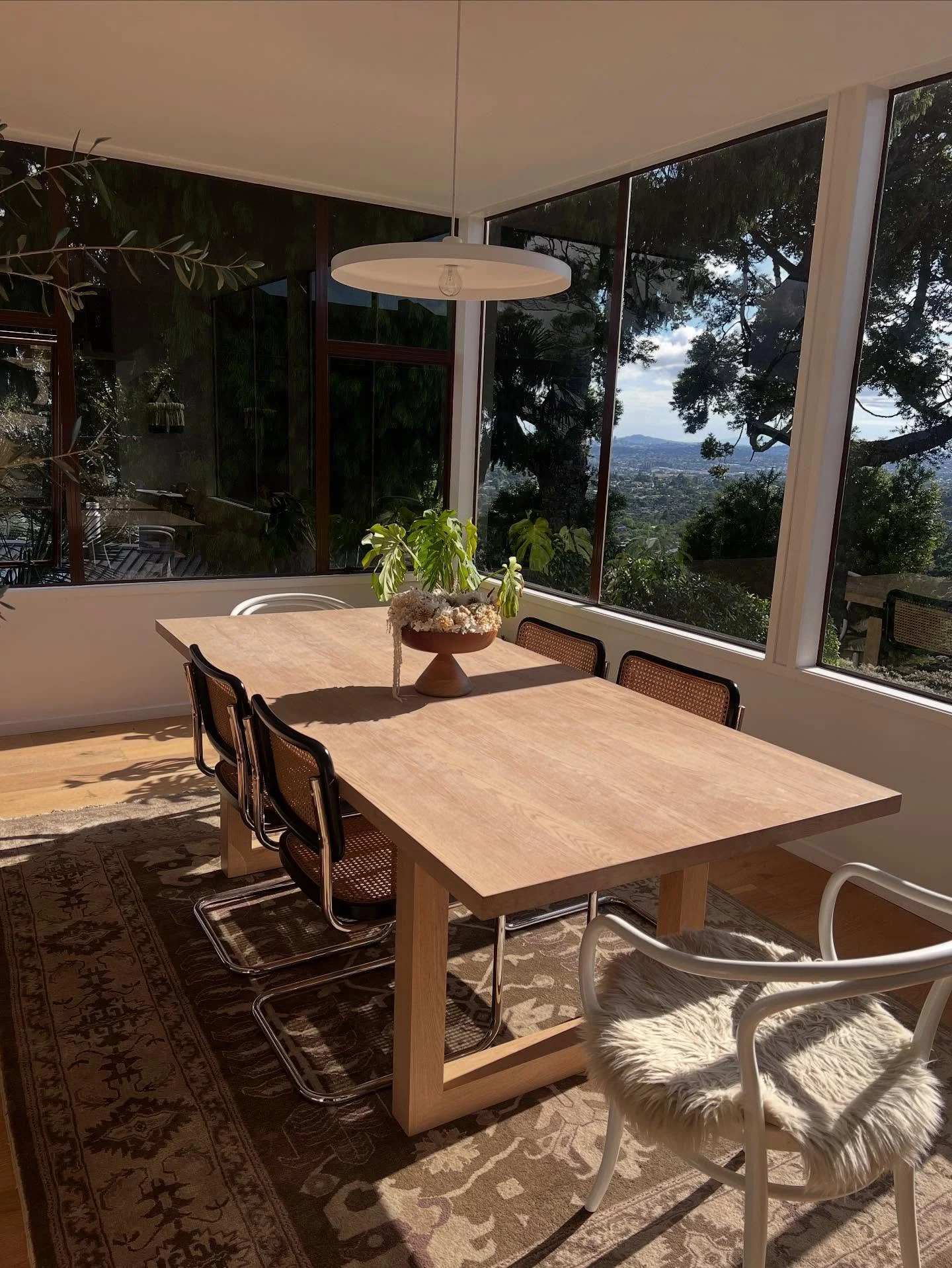 Dinner with a view, and every detail in place. We don&rsquo;t just unpack, we curate a space you&rsquo;ll love coming home to 🌿🍷