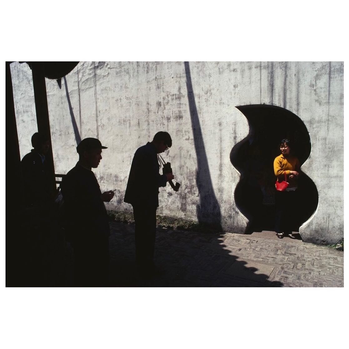 -
PHOTO: YuYuan Gardens. Shanghai. China. 1980. 
. 
&copy; #BrunoBarbey/#MagnumPhotos
.
.
#brunobarbey #documentary #photography #photojournalism #magnum #magnumphotos #magnumphotosphotographers #magnumphotoskoreaagent #europhotos #브루노바베이 #다큐멘터리 #다큐멘