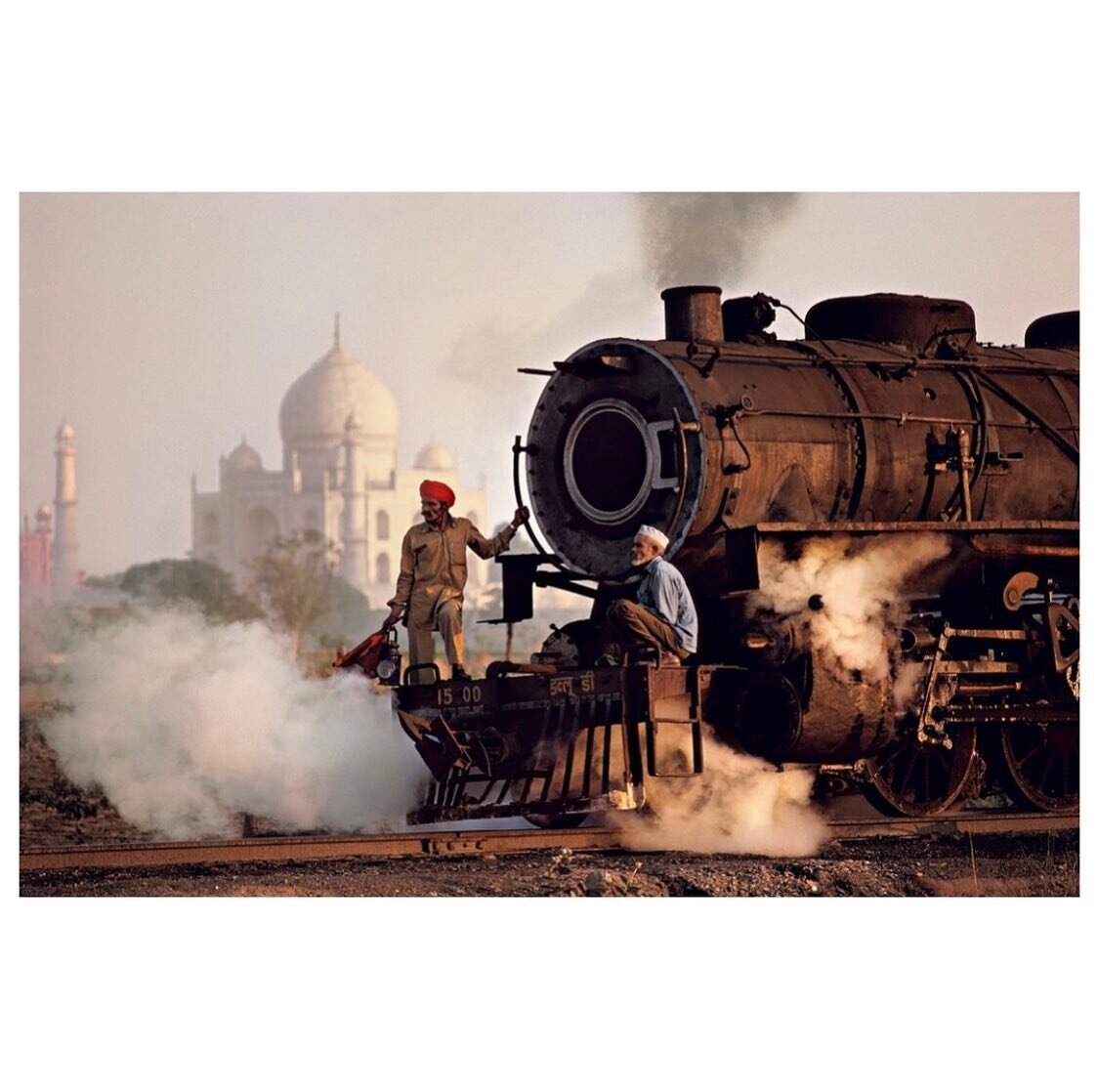 -
PHOTO: Taj and train. Agra, India. 1983. 
 
&copy; @stevemccurryofficial/#MagnumPhotos
.
.
#stevemccurry #documentary #photography #photojournalism #magnum #magnumphotos #magnumphotosphotographers #magnumphotoskoreaagent #europhotos #스티브맥커리 #다큐멘터리 