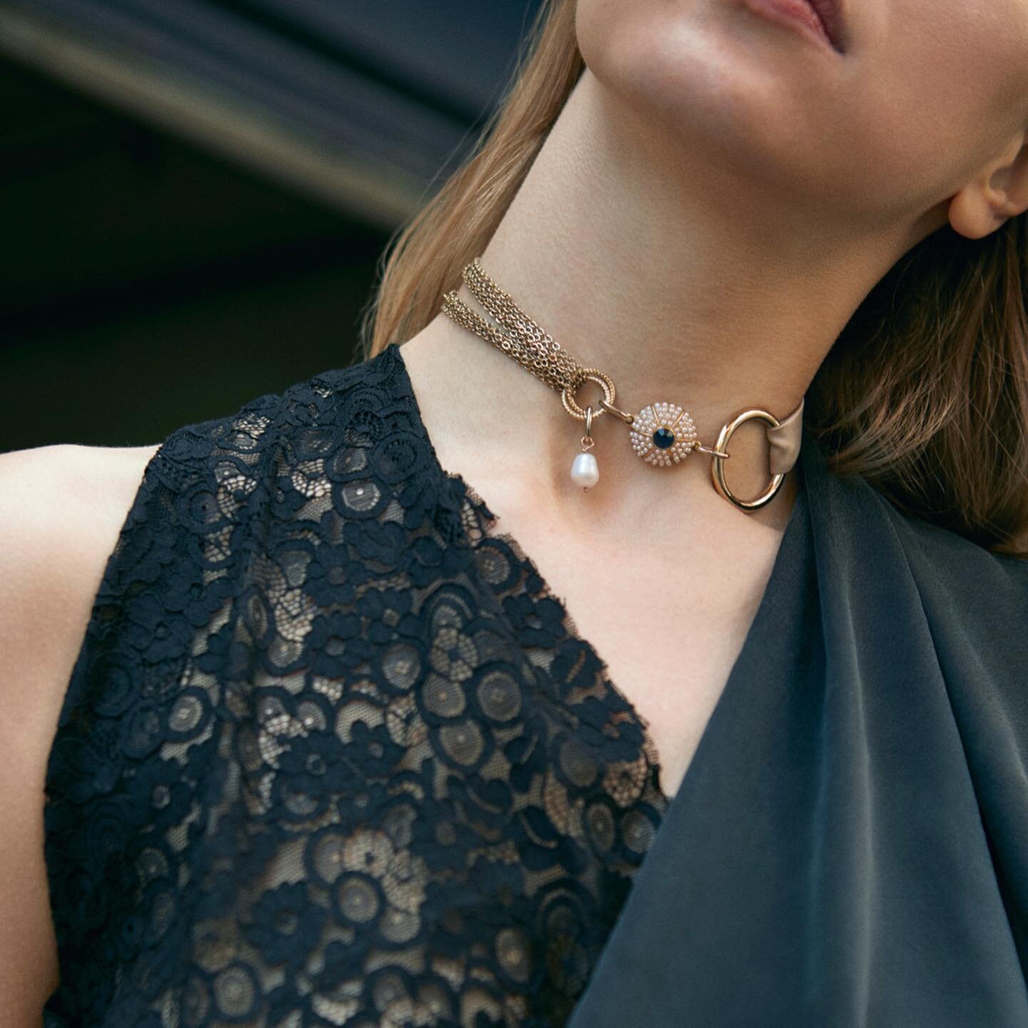 In an after-party on a hot summer&rsquo;s day, you want to be wearing our glamorous Garage-Pearl choker 🖤
⠀⠀⠀⠀⠀⠀⠀⠀⠀
This choker is a unique one-off piece made from an eclectic mix of upcycled gold-tone elements: a draped chain, a chunky baroque pear