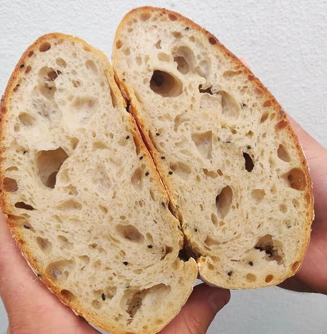 Very pleased with this sourdough with fantastic @shiptonmill white flour and nigella seeds. Who kneads more than that... well maybe some smoked salmon and cream cheese 👍
.
.
.
.
.
#sourdough #bread #nigellaseeds #homemade #pickles #smokedsalmon #che
