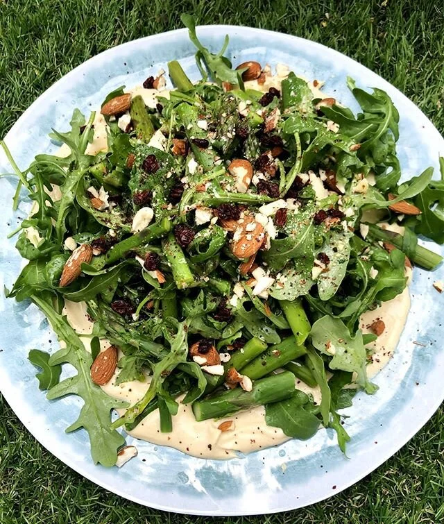 Seasonal British asparagus, rocket, hummus, barbaries, almonds and a punchy sharp lemonny dressing. A fresh summer lunch time sharer 👍
.
.
.
.
.
#asparagus #salad #chef #bbq #sunshine #lunch #fresh #green #vegetarian #vegan