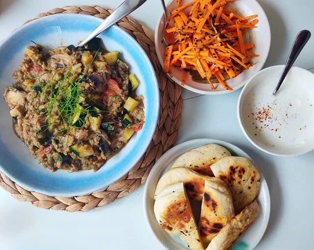 Smashing burnt aubergine and veggie curry with a cooling goat's yogurt dip 👌
.
.
.
.
.
#curry #vegetarian #pitta #goatsyogurt #raita #carrots #chef #delicious #fresh