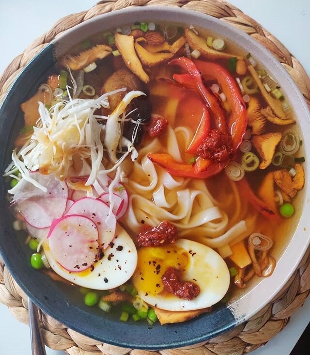 Pho sho. Little rustic, lovely weekday meal. Not the most authentic with harissa and English peas, but the peas are so sweet this time of year 👌
.
.
.
.
.
#pho #veggies #noodles #weekdaydinner #chef #seasonal #instafood #foodgram #ramen #tasty
