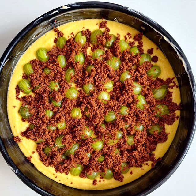 Gooseberry, saffron, honey and grapefruit zest cake. I'm using these delicious berries as much as I can in their short season ☀️
.
.
.
.
.
#cake #gooseberry #saffron #honey #desert #delicious #instafood