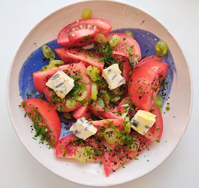 Tomatoes, gooseberries, a mild blue cheese, mustard cress, chives, mint, urfa pepper, chardy vinegar from @belazu_co, extra virgin 👍👍👍 Very tasty, very simple .
.
.
.
.
#lunch #salad #summertime #healthyfood #vegetarian #fresh #delicious #tasty
