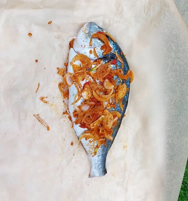 East meets West, or Levant helps the French. Bream papillote with Ras el Hanout, Aleppo chilli, onions, ginger and chilli. Za'atar roast veg, and a Mexican invasion of pinto beans, ancho chilli and tomato 👍
.
.
.
.
.
#fish #bream #raselhanout #seafo