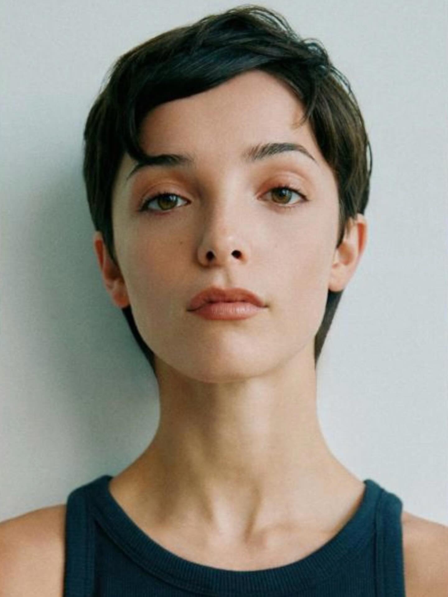 @jjessicareynolds 🖤
Photographer @emmaharries 
Stylist @oisinboyd 
Glam #wendyturnermakup
.
.
.
.
.
#pixiecut #jessicaretnolds #90s #90smakeup