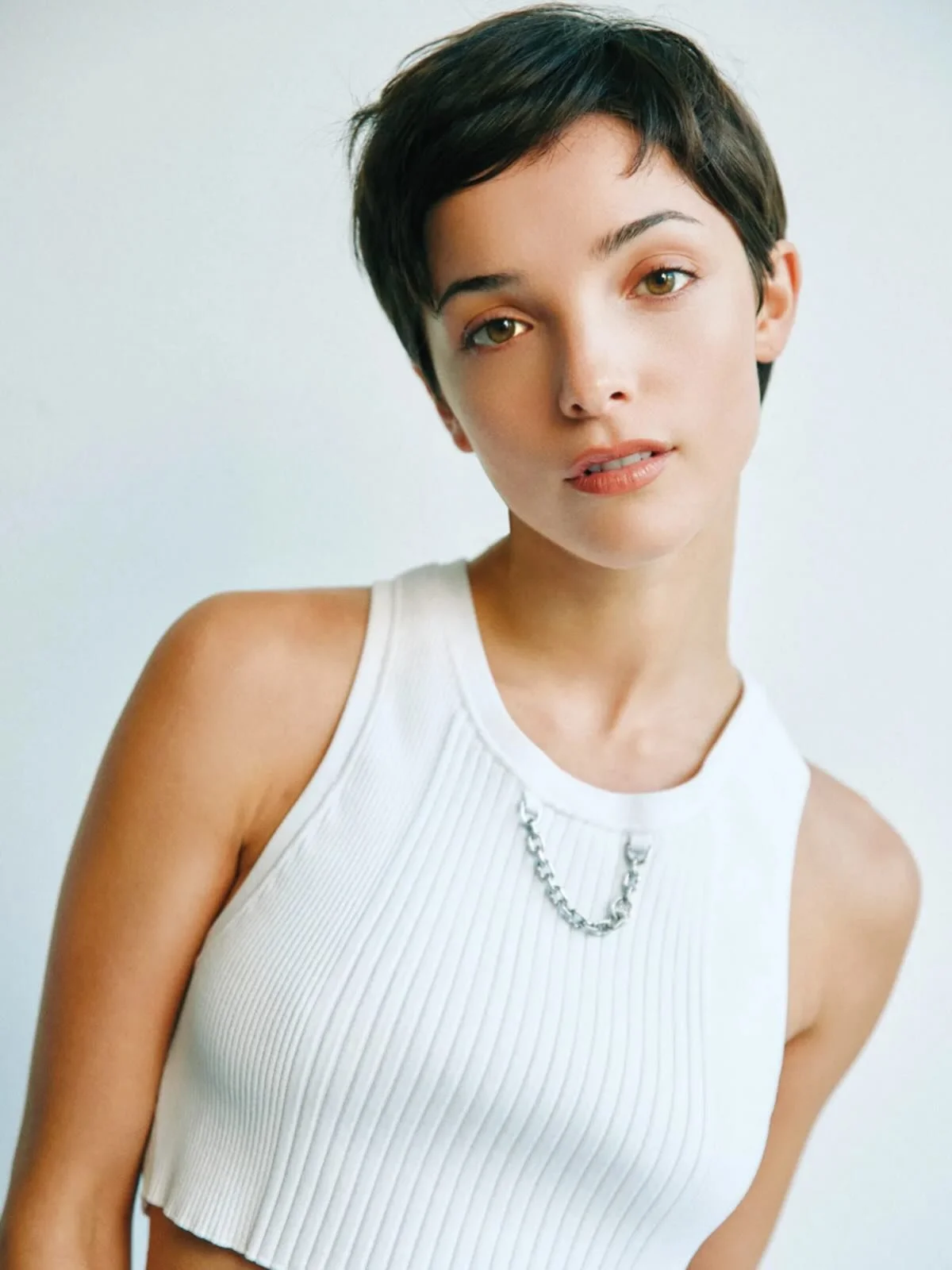 The beautiful @jjessicareynolds
Photographer @emmaharries 
Stylist @oisinboyd 
Glam #wendyturnermakup
Publicists @tapestrylondon 
.
.
.
.
.
#pixiecut #jessicaretnolds #90s #90smakeup
Using @merit @aisle8comms @morphebrushes