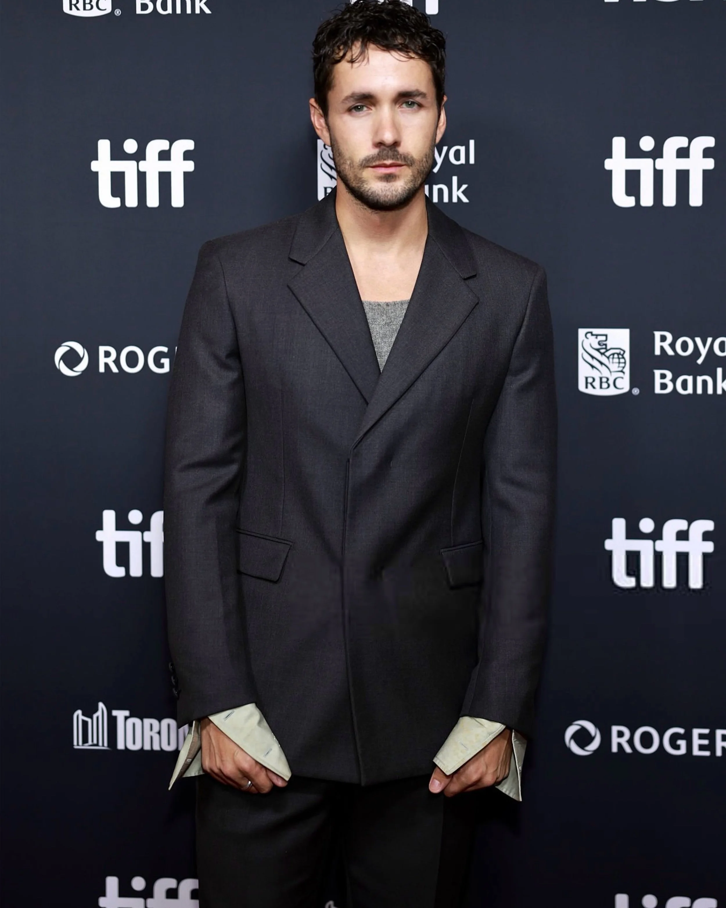 Jonah Hauer-King press day &lsquo;The Face of Horror&lsquo; premier at TIFF
Stylist @chrisbrownstylist 
📸 Groming #wendyturnermakeup
Skin @tatcha 
Makeup @chantecaille 
Brushes @morphebrushes 
Hair @hairbysammcknight 
.
.
.
.
.
#JonahHauerKing #cele