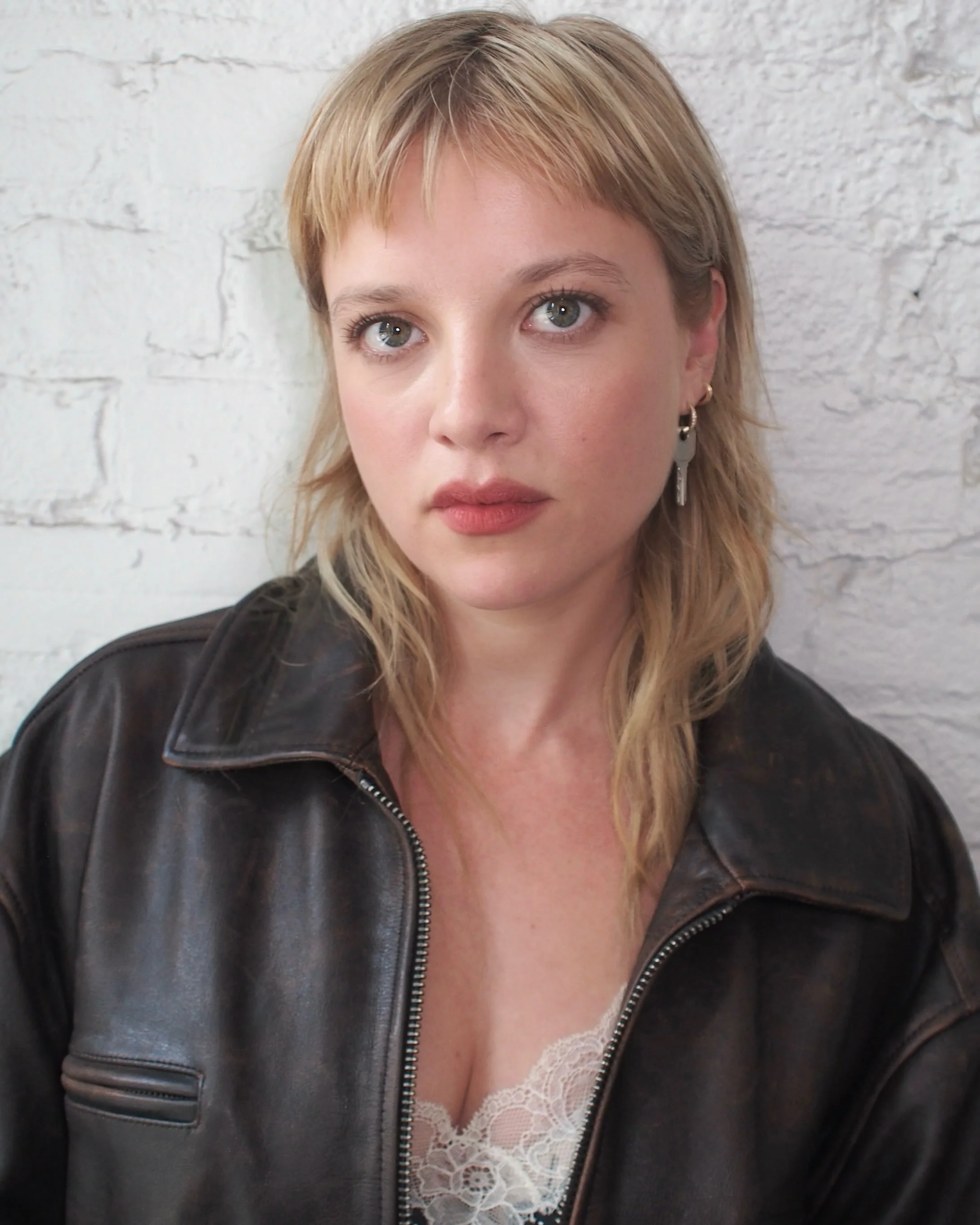 Jella Haase 🖤 Press Day &ldquo;Krux&rdquo; TIFF
What a wonderful couple of days with @jellahaase 
Stylist @andreaspeterkrings 
📸 &amp; Glam  #wendyturnermakeup

Products 
@drlevyofficial Contour Pro &amp; Freezing Anti-Fatigue
Mask &amp; The Thermo