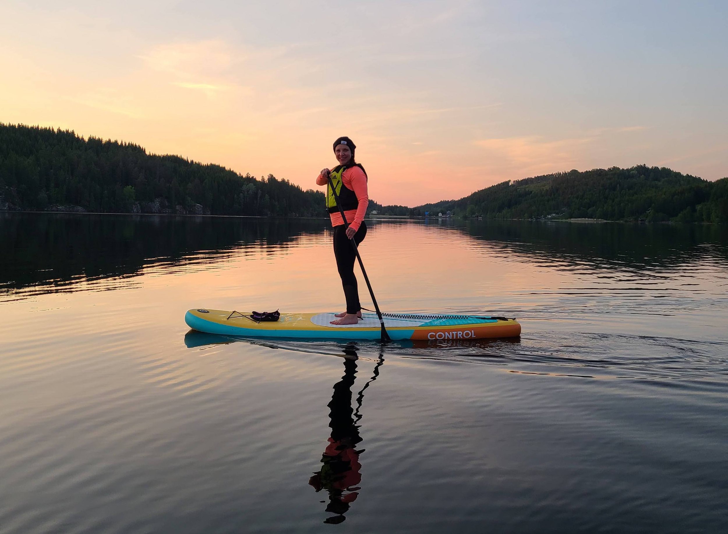 6-SUP-&-Soul-Norway-Retreat-Stand-Up-Paddler-Midnight-Paddle.jpg