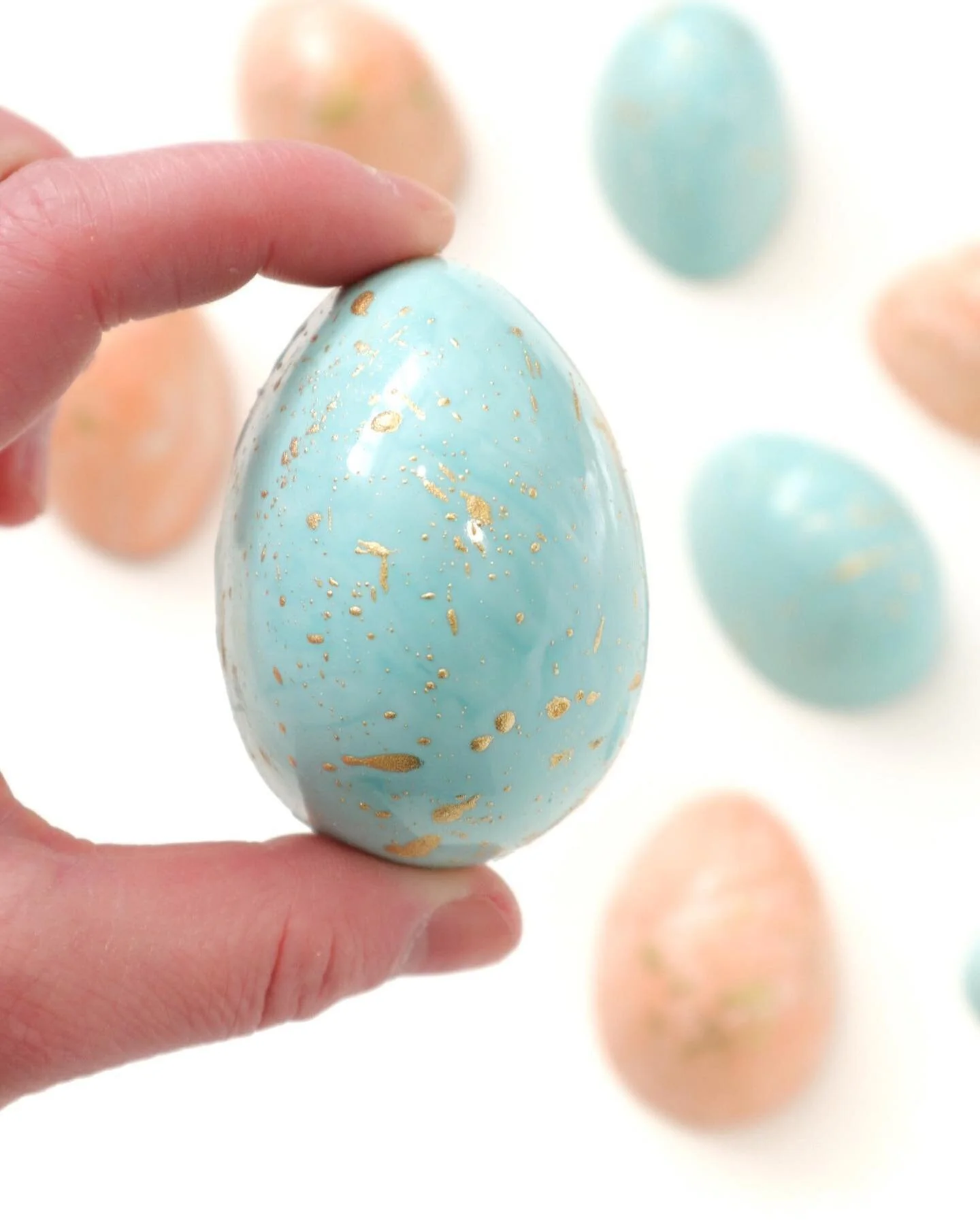 Marshmallow fluff egg or caramel egg? I know Easter is over but these would still be such a fun treat to make! Check out a few reels back to see the tutorial.

Swipe to also see the insides!! I kept the raw audio so you can hear the snap of the choco