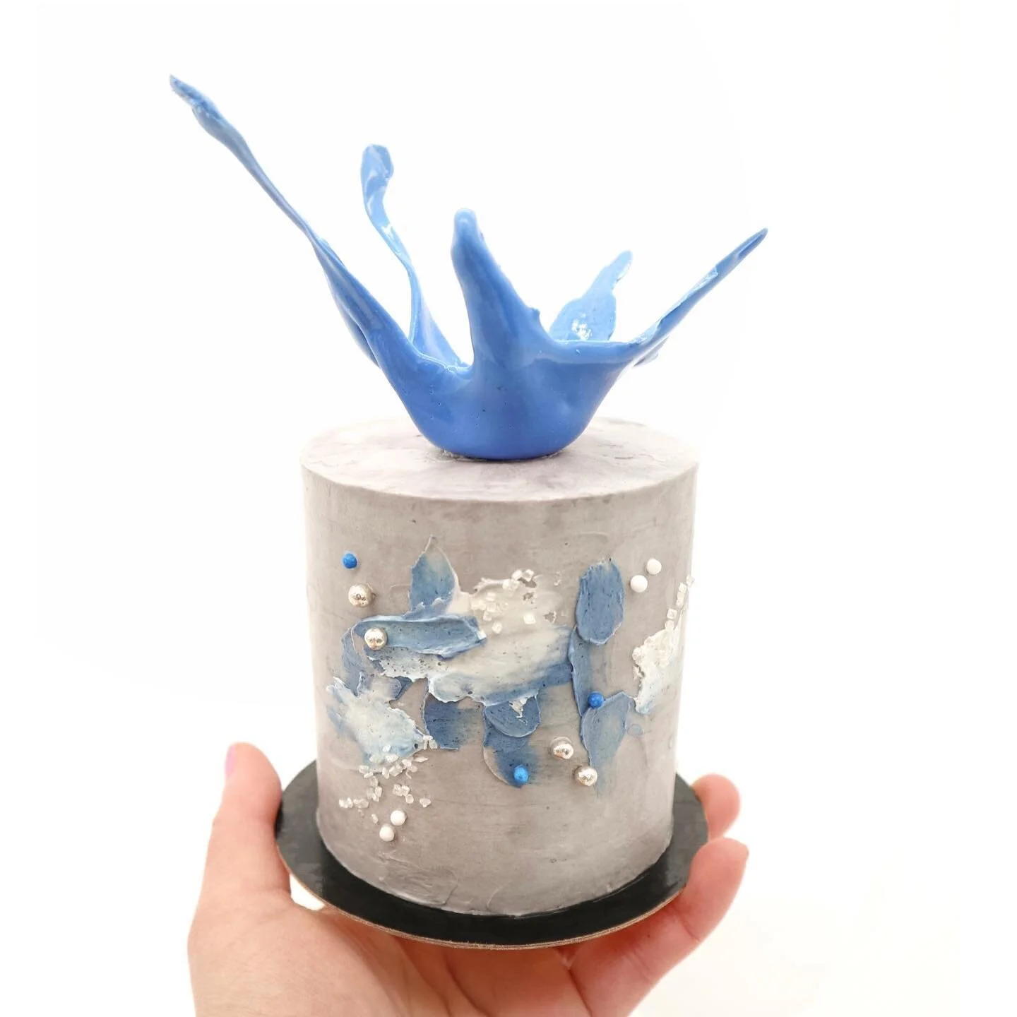 Another tiny cakes Tuesday but abstract design edition! I love this type of buttercream design because even if you make a mistake or it&rsquo;s a bit messy, it looks intentional 🤣

I love using paint palette knives for this effect! If you&rsquo;re a