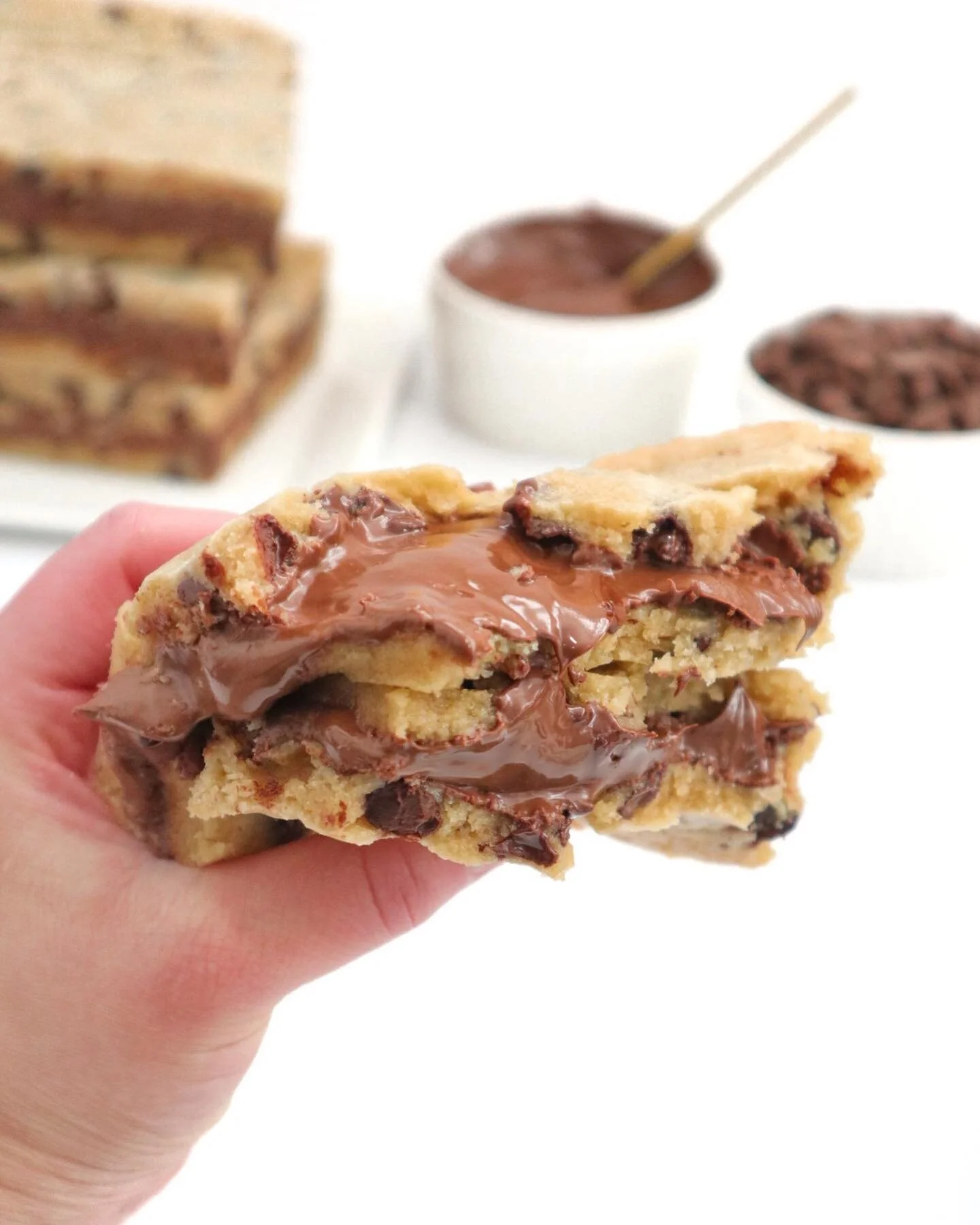 I&rsquo;m Nutelling you how often I dream about these&hellip; especially that thick gooey center 😍&hellip;weekends are for indulging and nothing is more indulgent than these Nutella stuffed chocolate chip blondies&hellip;who agrees?!

Send this to s
