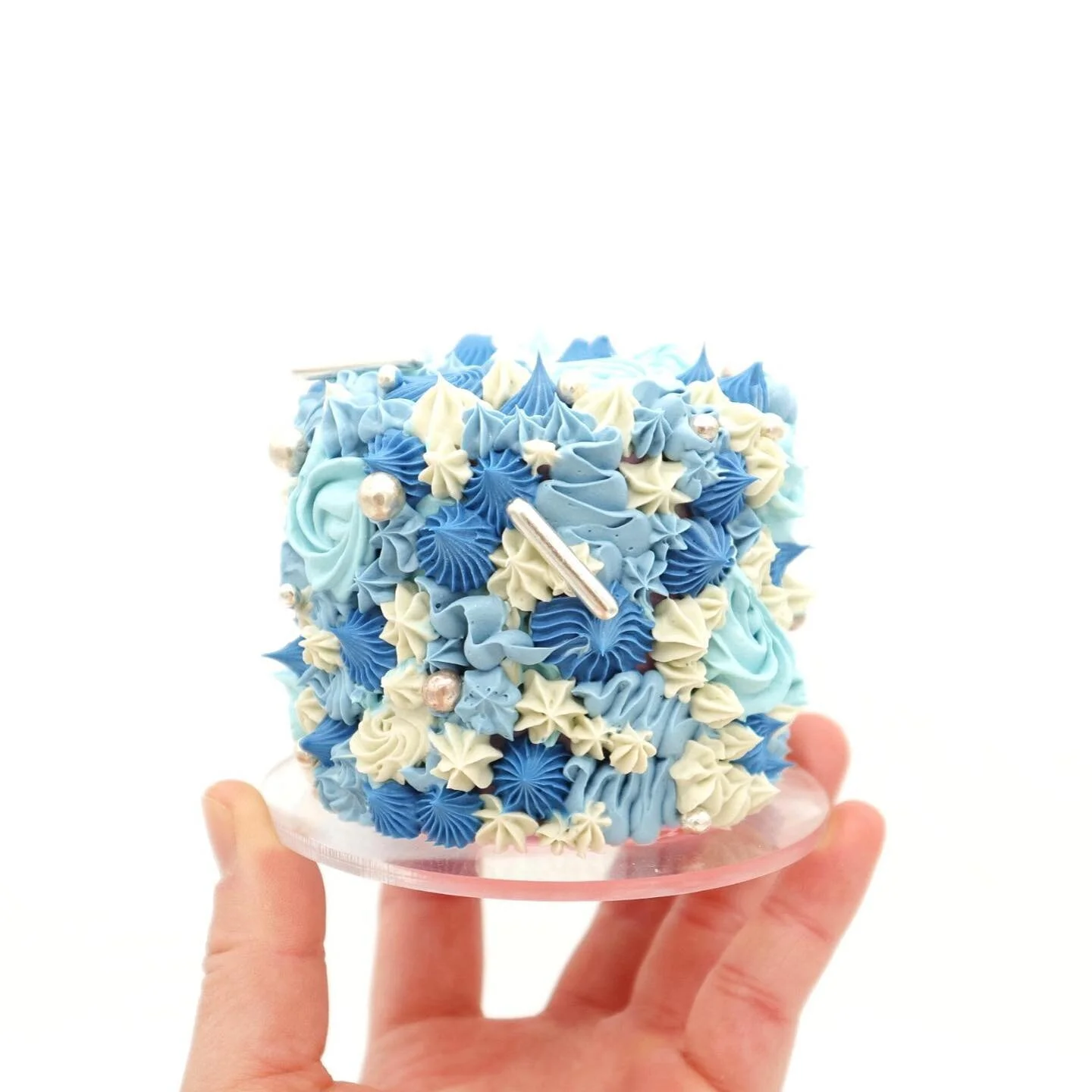 Celebrating &lsquo;Tiny Cake Tuesday&rsquo; with these lil bbs. I swear by this style of piping buttercream because it&rsquo;s so fail proof! You can tackle it at any angle and it&rsquo;ll still come together in the end. 

Which one do you like bette