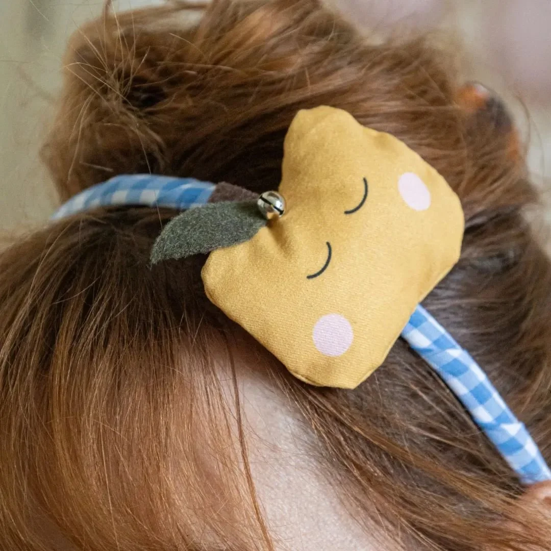Una melina tra i capelli.. 🍏 
Sono tornati i cerchietti sonaglini.. con qualche novit&agrave;!
.
.
.
#lablondie #accessories #accessoridonna #accessoripercapelli #accessoribambini #cerchietti #hair #hairaccessories #cucitocreativo #mela #artigianato