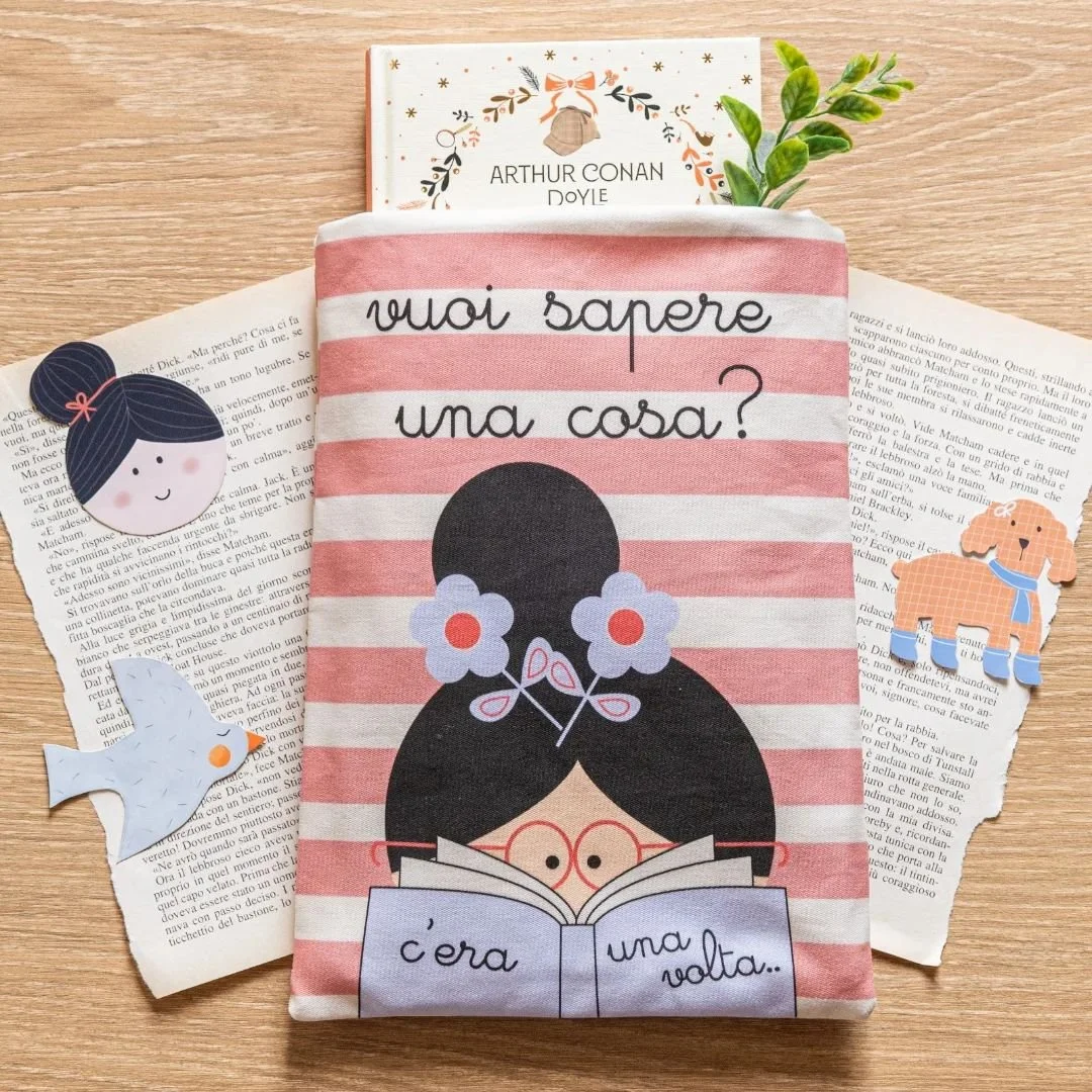Finalmente il weekend.. evviva!
Passatelo in buona compagnia (e un libro lo &egrave; quasi sempre)!

Cover per libri disegnata e cucita dalla Blondie! 😊
.
.
.
#lablondie #leggerefabene #leggeresempre #portalibro #coverbook #couture #cotton #printedt