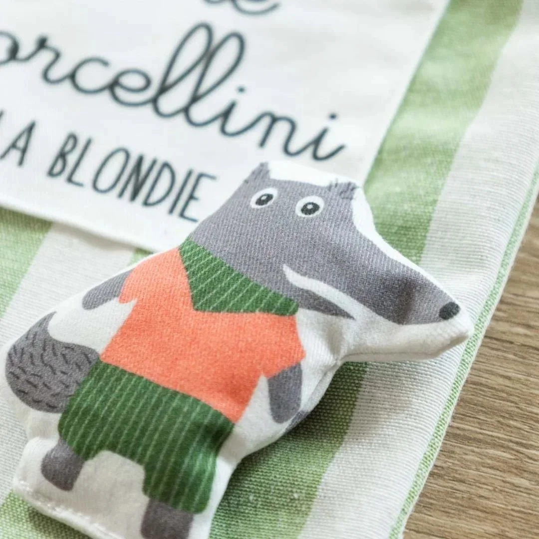 Sapete perch&eacute; ho deciso di iniziare questo nuovo progetto con la favola dei tre porcellini?
Ovviamente perch&eacute; &egrave; la preferita di Agata! Gliel'ho raccontata all'infinito.. e poi gliel'ho disegnata 😊

Io e il lupo vi auguriamo... b