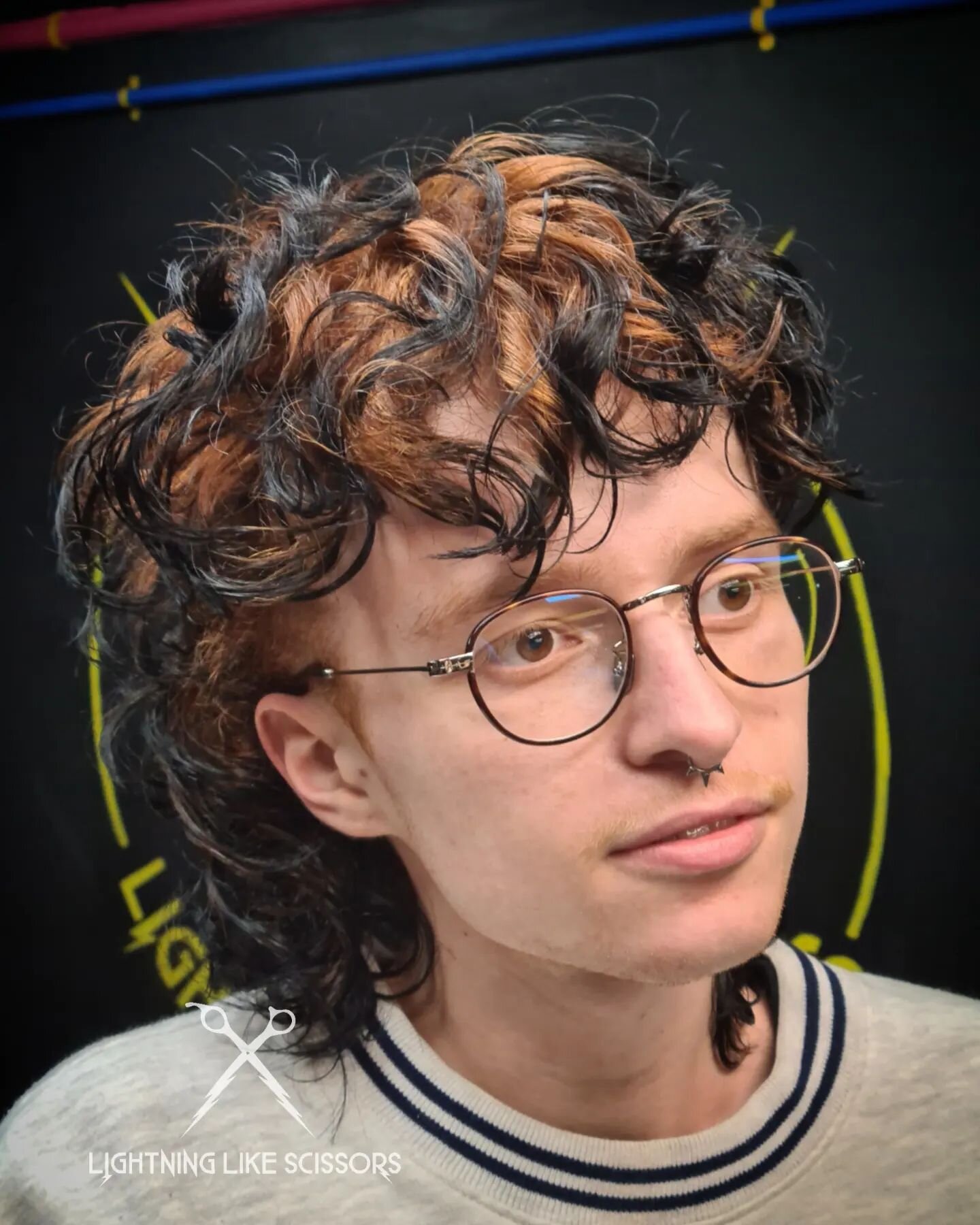 ⚡Robin (he/they) aka Cavetown paid us a visit ahead of his US tour to get their hair spotlight-ready! Lead artist and studio owner, Buck, gave Robin a cool grungey look with designer regrowth⚡️✂️

⚡Follow @lightninglikescissors, click BOOK NOW and do