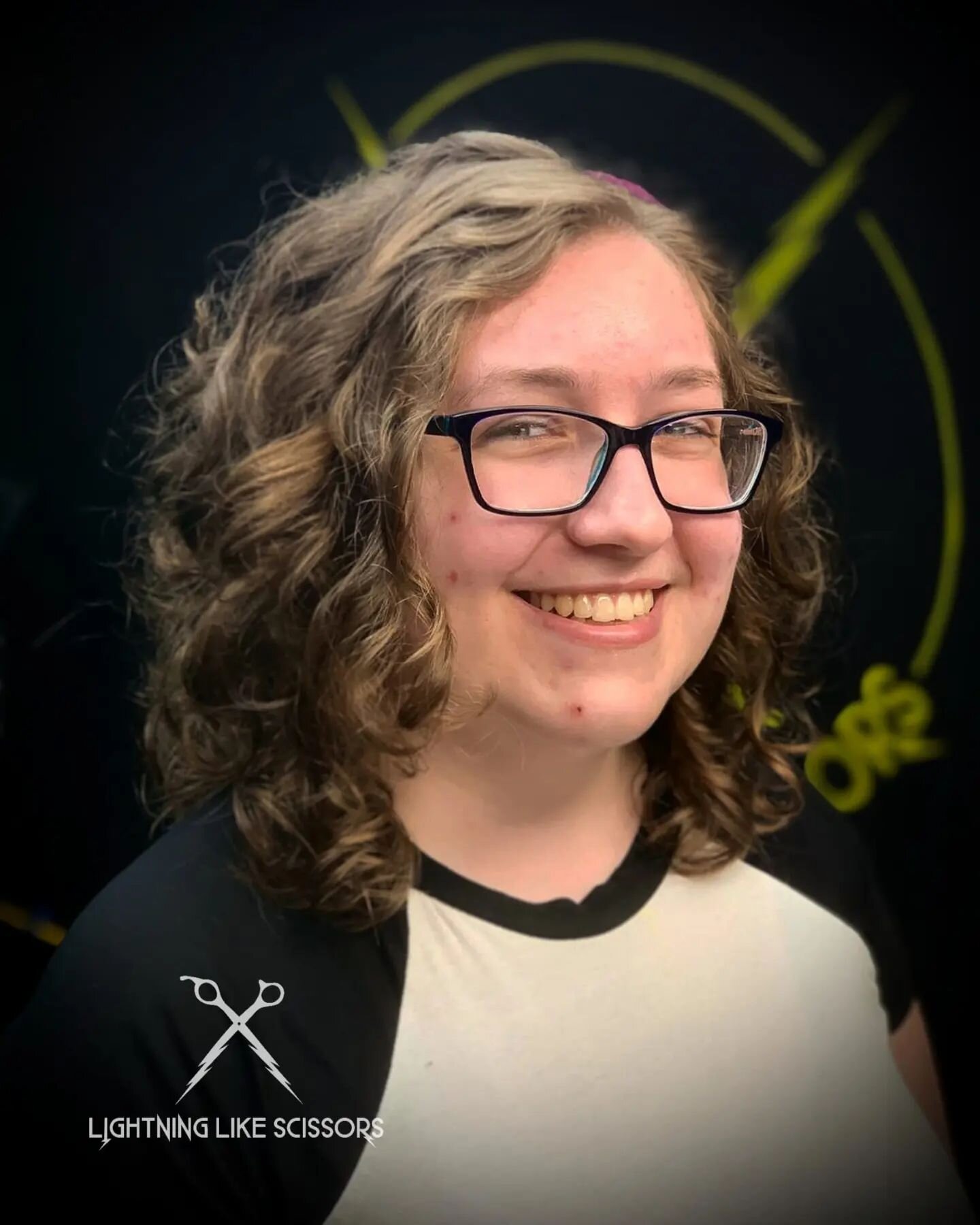 ⚡️Hel (she/her) came to us wanting a fresh lewk that's be more managable day-to-day as she studies to be a veterinary nurse. Cayden not only tamed the mane, but accentuated those gorgeous natural curls!⚡️✂️

--&gt; Swipe for before --&gt;

⚡Follow @l