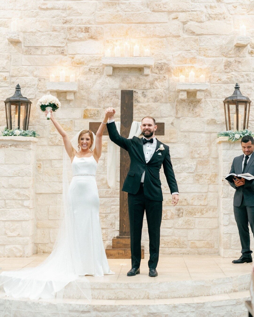 Celebrating that just married feeling in our classic Chapel 🥰💒

📷 @harperblankenship.photo 
👰 @sarahbethlathrop 
💄 @beautybabesmuah 
Magnolia Bells Gold Package

More vendors from this beautiful wedding day:
Linens: @your_resource_rental 
Catere