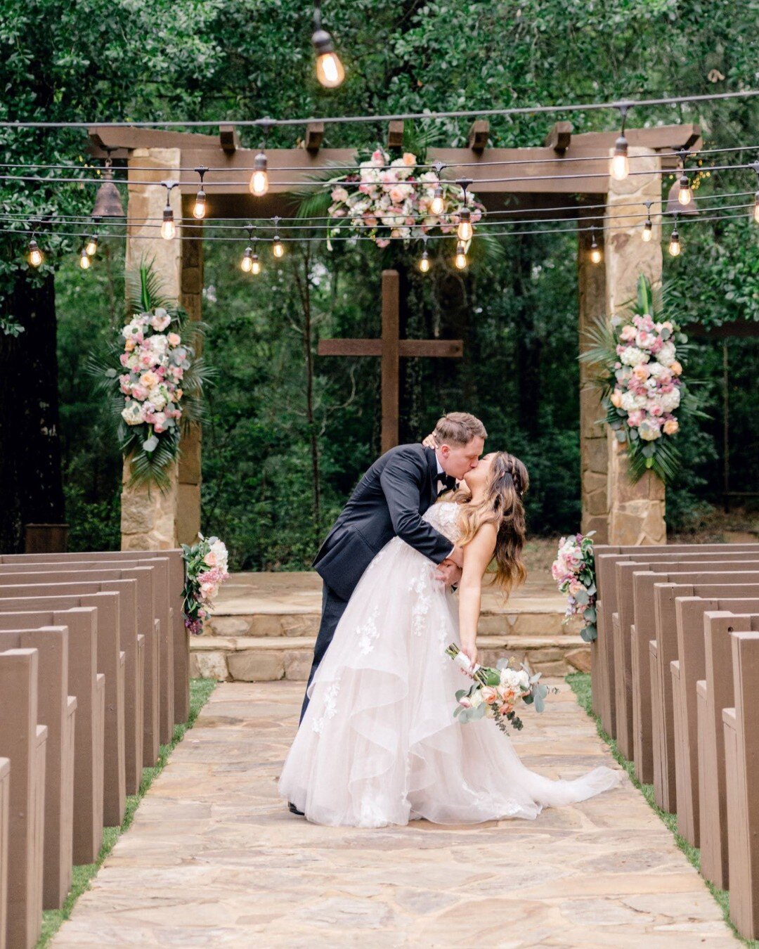 Spring is here, and love is in the air 💕🌸

📷 @kaleyelainephoto 
👰🤵 @juliahallrobinson &amp; @calebrobinson4109 
💄 @blushartistrytx 

Cake: @virginiascakesandmore 
Caterer: Danello's
Florist: @simplybeautifulflowerstx 
Music: @djuentertainment 
