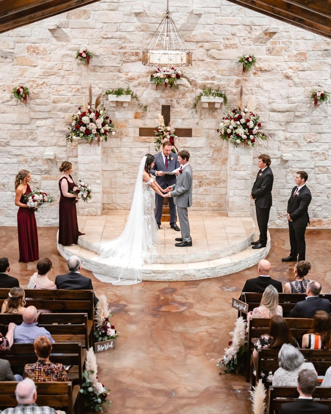 Our Chapel&rsquo;s indoor balcony helps you capture every lovely angle of your just married moments 💒💍

📷 @camerynalexisphoto 
2nd 📷 @anthropologyphotoco 
💐 @corneliusflorist 
👰 @mrs.kbails 
💄 @ahspecialties 
Magnolia Bells Silver Package

Mor