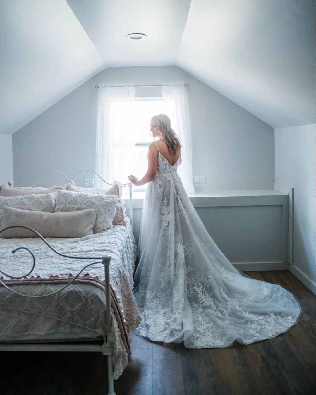 Getting ready moments on your wedding day are so special&nbsp;💖
&nbsp;
📷&nbsp;@studiohtown
👰🤵&nbsp;@kebidwell &amp; @jacebidwell4
💄&nbsp;@ahspecialties
Magnolia Bells Gold Package
&nbsp;
More vendors from this beautiful wedding:
Cake: @virginias