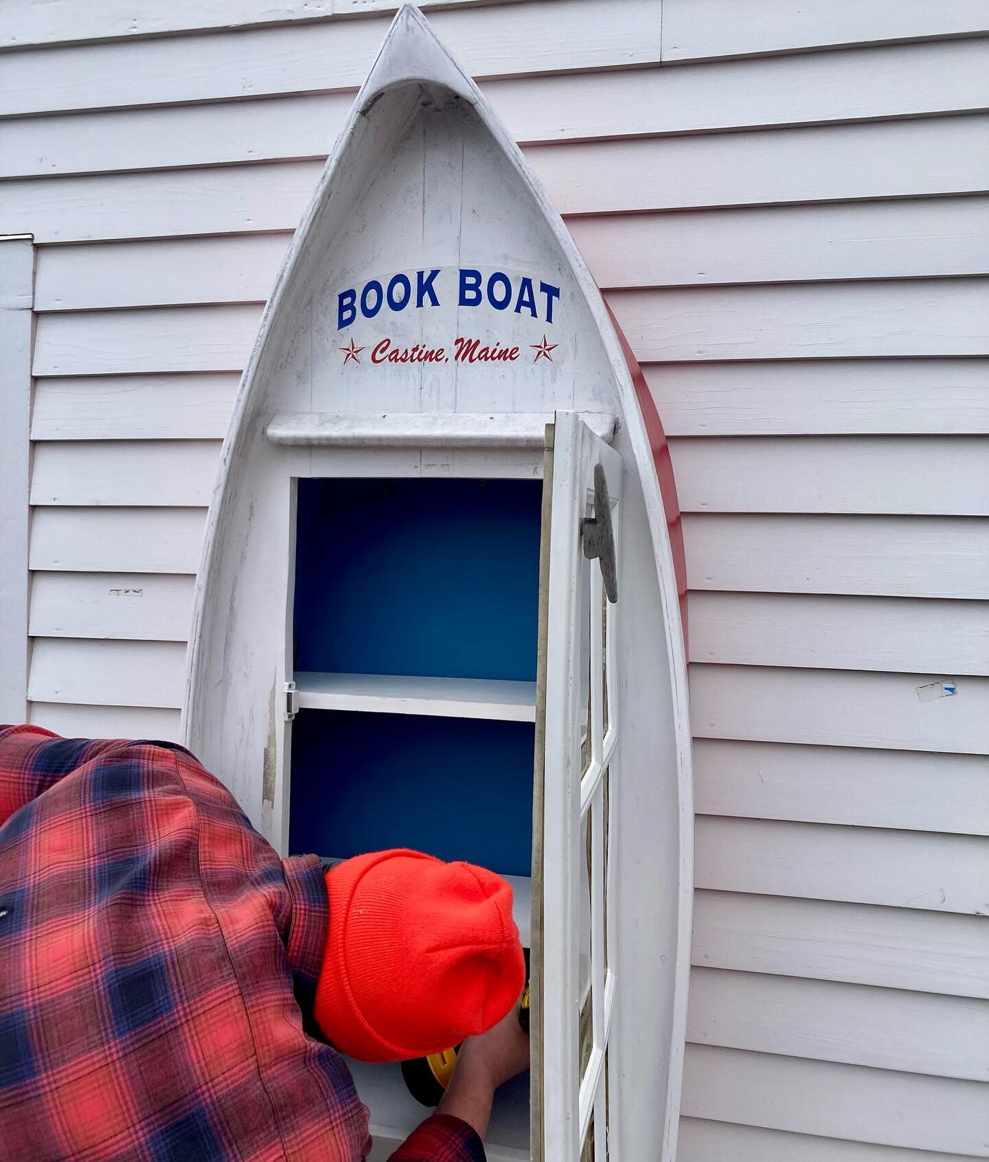 The Castine Book Boat is a much-loved part of our town's constellation of book sources- and she's in need of some repairs.  We've taken her to the shop of boatbuilder and author @hansmcarlson ( because, who better than someone who can build boats and
