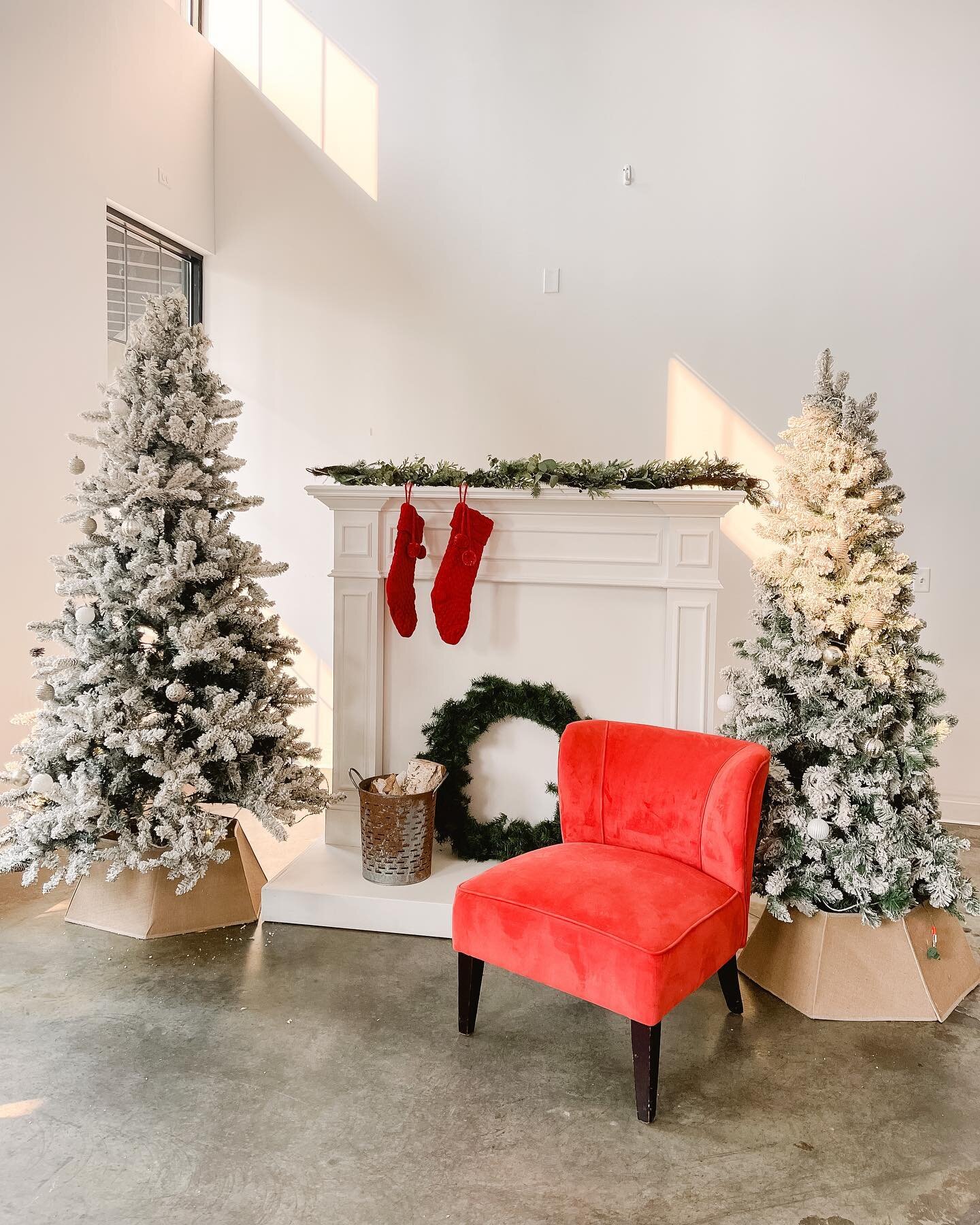 The Grand Studio is ready for Christmas!
Props include:
🌲Amazing white mantle/fireplace on wheels
🌲2 Green couches, red chair, white love seat, leather couch, white cube blocks, plus assortment of other stools and chairs for seating.
🌲Oversized wr