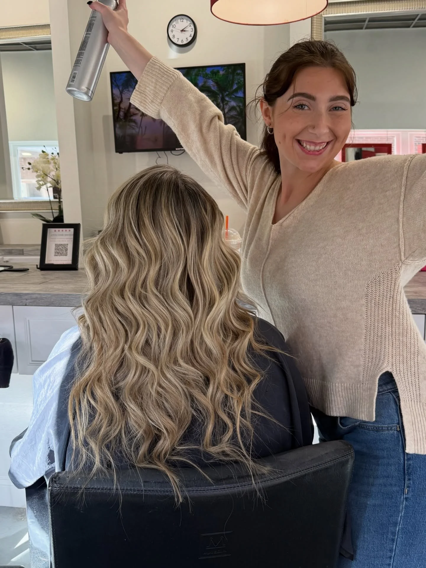 When the color&rsquo;s glowing and the blowout&rsquo;s bouncing 💫
Color by Daniely, blowout by Gabby.. name a better duo, we&rsquo;ll wait. 😉 

✨ 20% OFF 1st #haircut or #haircolor service EVERYDAY for New Guests! Students &amp; Seniors recieve up-