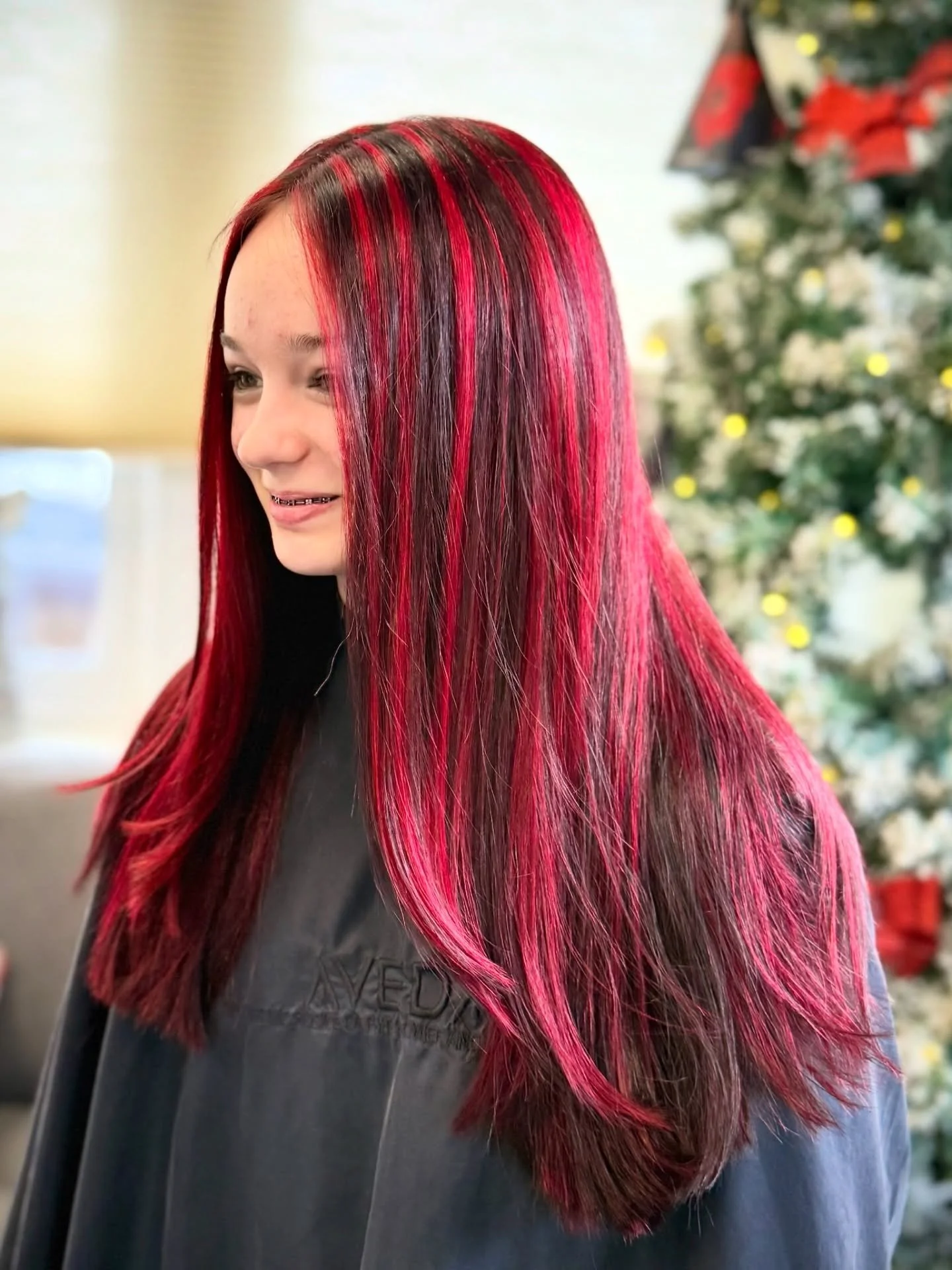 Chunky red highlights = peak Y2K energy 💋

Bring back bold.
Bring back fun.
Bring back statement hair ❤️✨

#monmouthcountynj #redhair #y2kstyle #y2khair #avedared