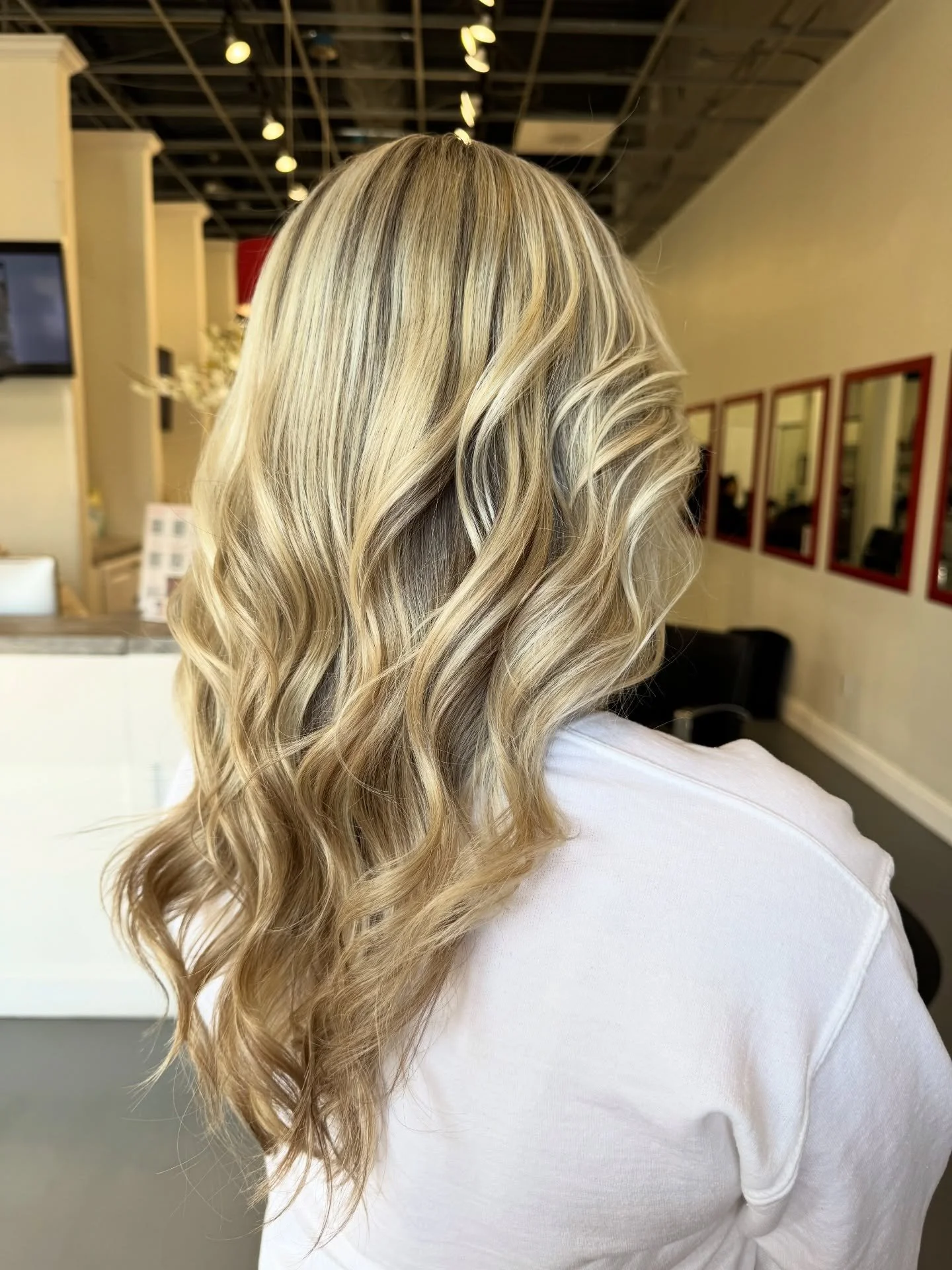 If your blonde isn&rsquo;t doing this&hellip; it&rsquo;s time 🤍✨ Buttery vanilla, blended to perfection. You know what to do. 👇🏼

20% OFF 1st #haircut or #haircolor service EVERYDAY for New Guests! Students &amp; Seniors receive up-to $20 off tota