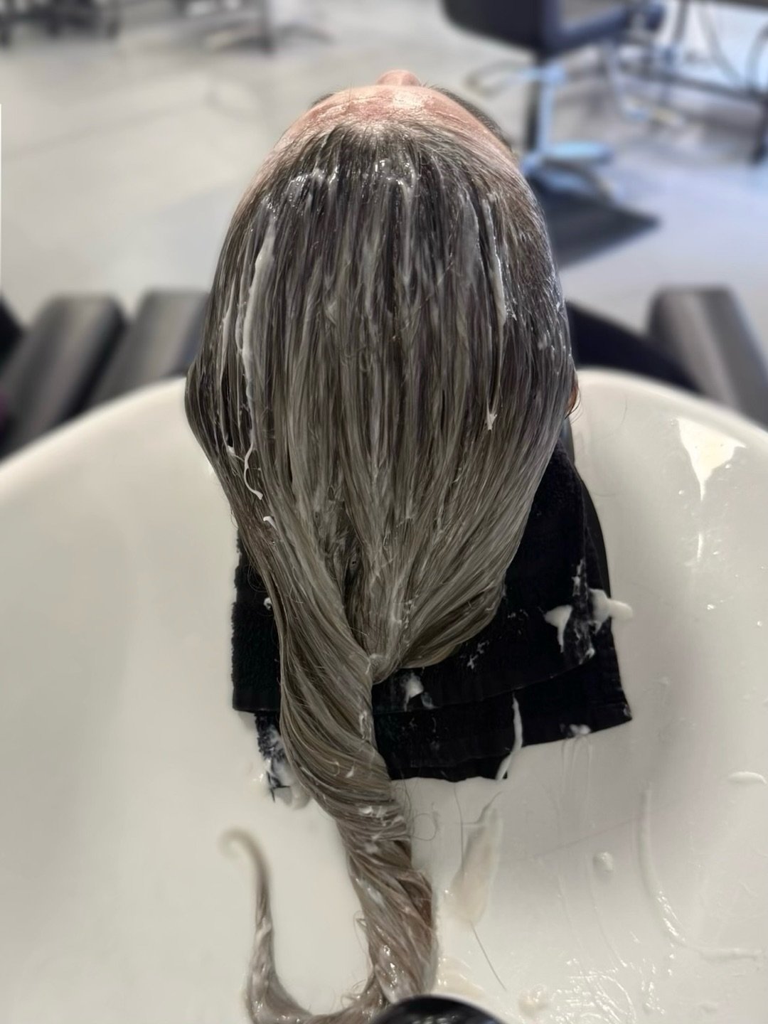 Vanilla blonde loading&hellip;
Toner bath moment &rarr; main character reveal 🤍

Bright, creamy, glossy in all the right ways.
Soft blonde, zero brass, full pretty-girl energy.

This is your sign to go lighter ✨

#vanillablonde #theconceptsalon #mar