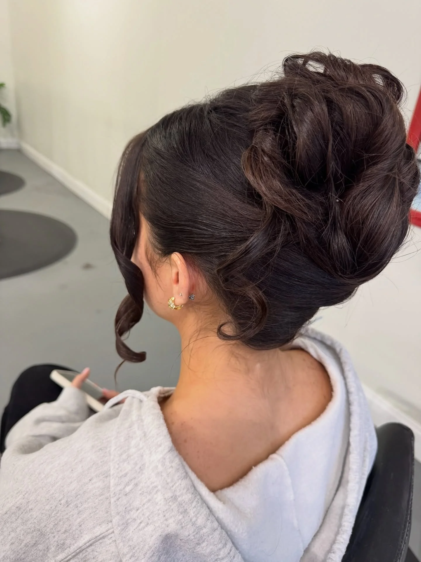 Soft. Snatched. A little flirty. 💕
This updo by Kerri is giving main-character energy from every angle. Polished where it counts, playful where it matters, and absolutely event-ready.

Save this for your &ldquo;what should I do with my hair?&rdquo; 