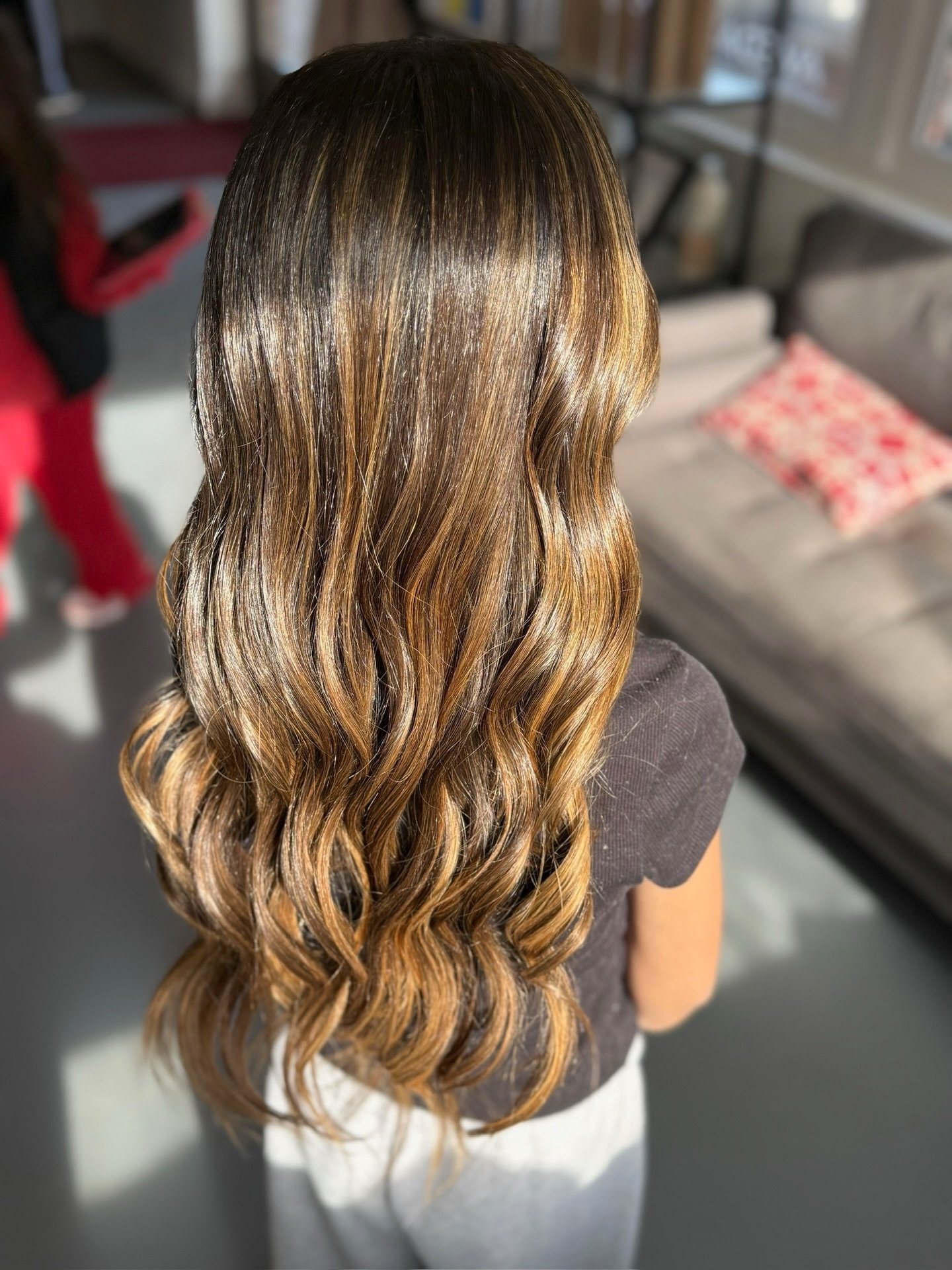 It&rsquo;s freezing, so this lived-in color is doing the sun-kissed part for us ☀️❄️✨ We&rsquo;re day dreaming about summer over here 😅

20% OFF 1st #haircut or #haircolor service EVERYDAY for New Guests! Students &amp; Seniors receive up-to $20 off