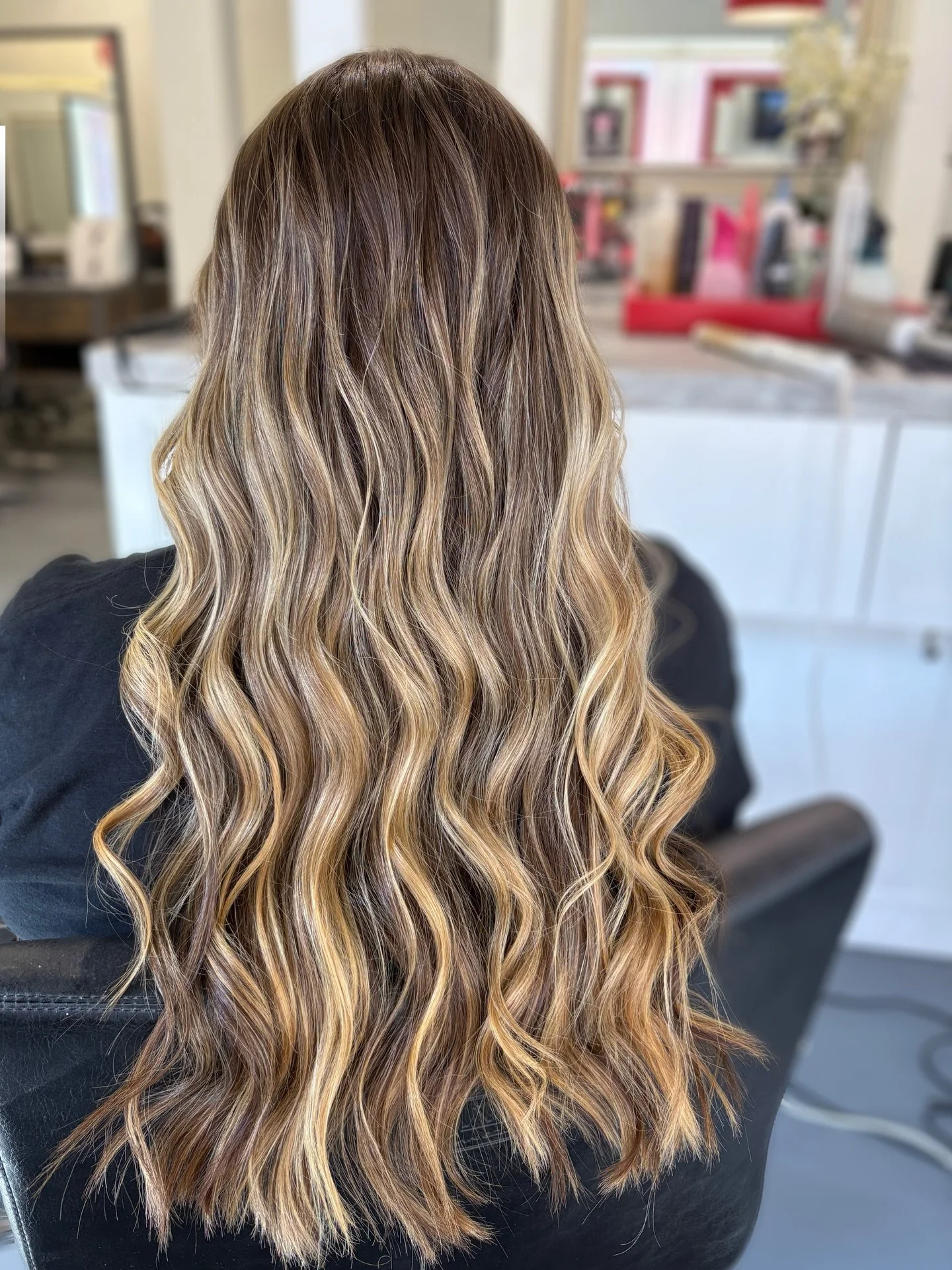 Tuesday called. ☎️✨ She wants volume, shine, and zero emotional attachments 💋

Perfect blowout energy only this week. Soft waves, bouncy layers and hair that says I&rsquo;m booked, busy, and unbothered.

Whether you&rsquo;re spending Friday with som